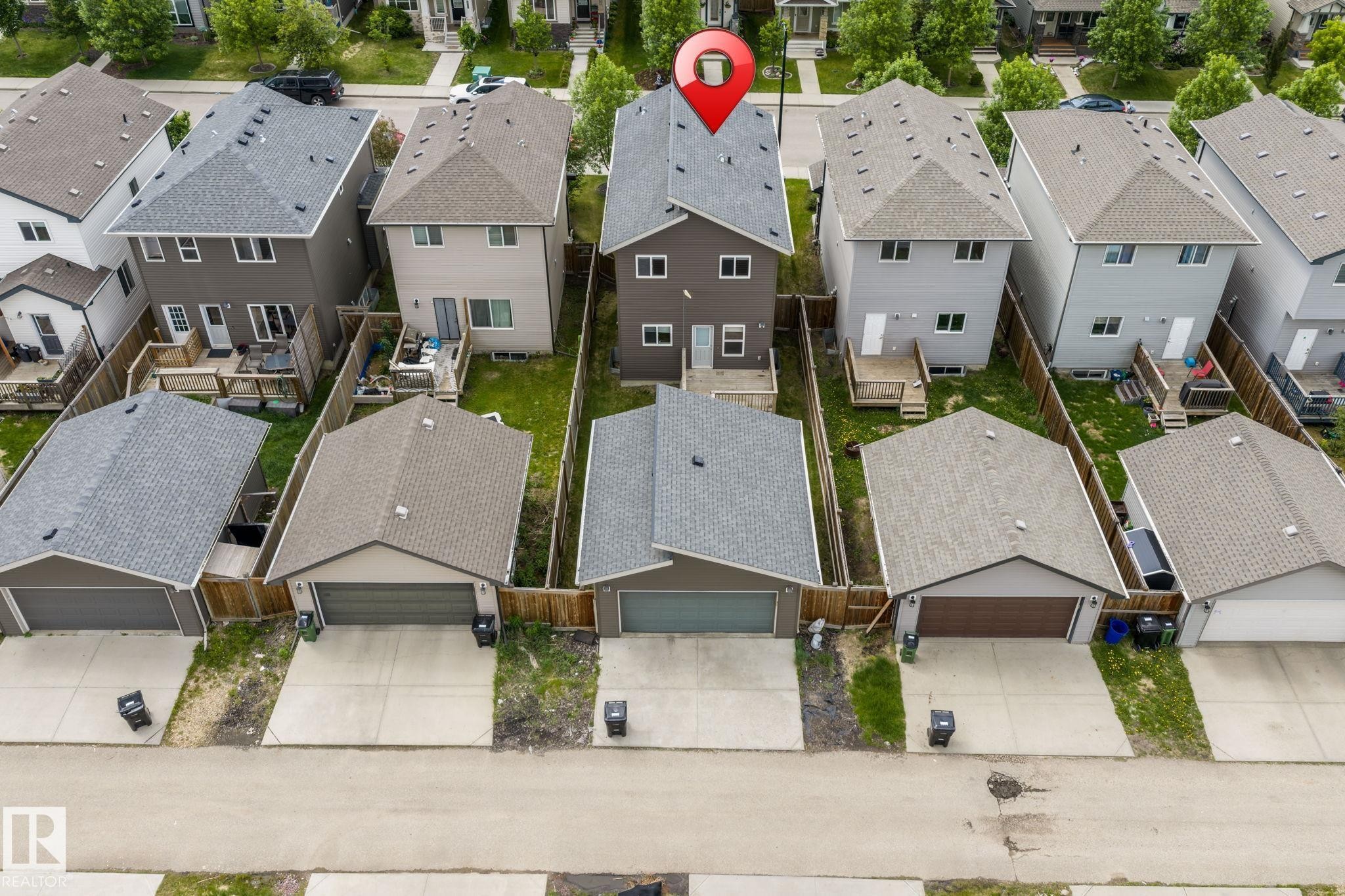 Two-story residence with a gabled roof and light gray siding - 6927 Cardinal Wynd Sw, Edmonton, AB - Outdoor With Facade