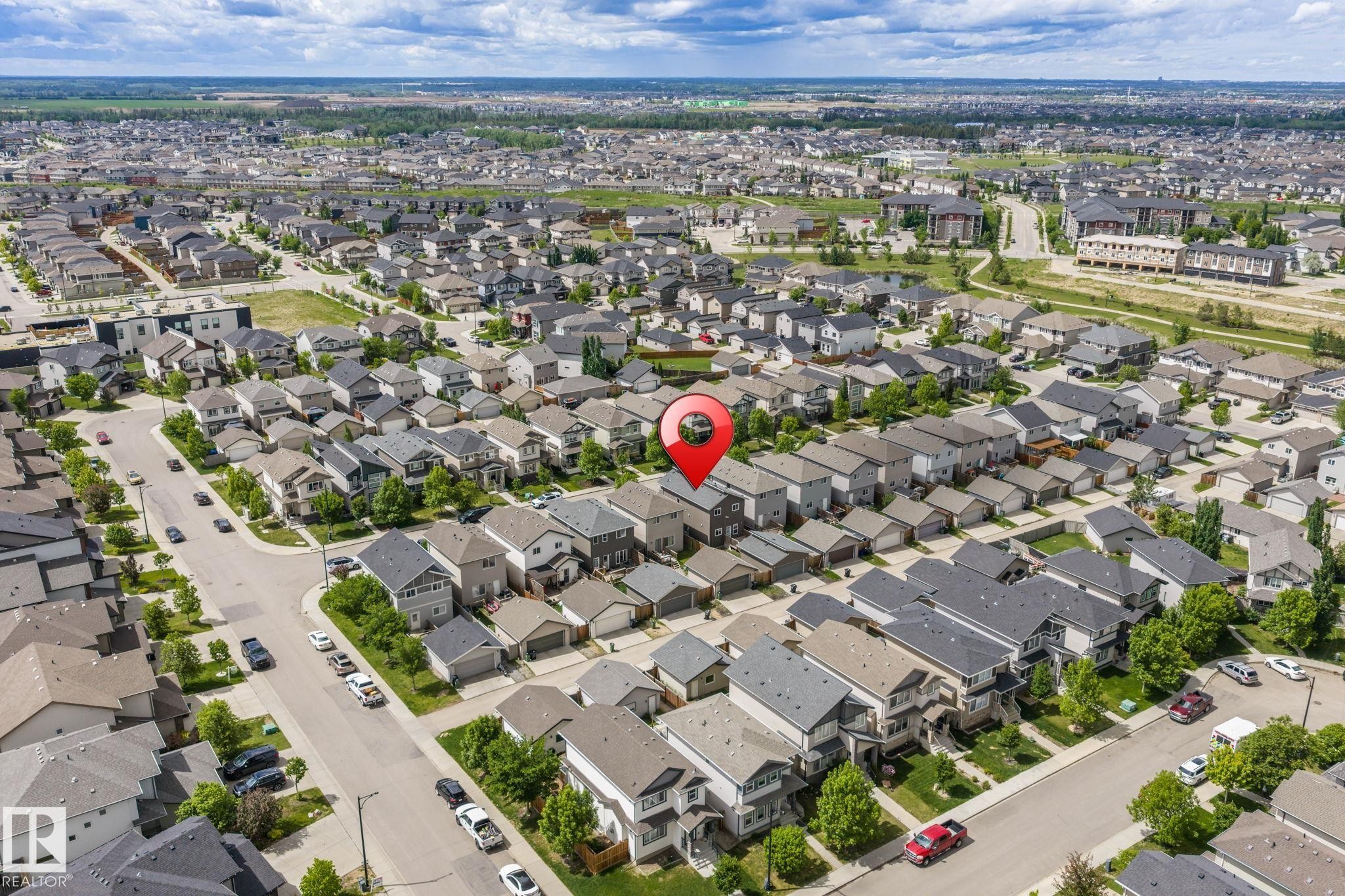 Aerial perspective of a developed residential neighborhood featuring detached homes and townhouses - 6927 Cardinal Wynd Sw, Edmonton, AB - Outdoor With View