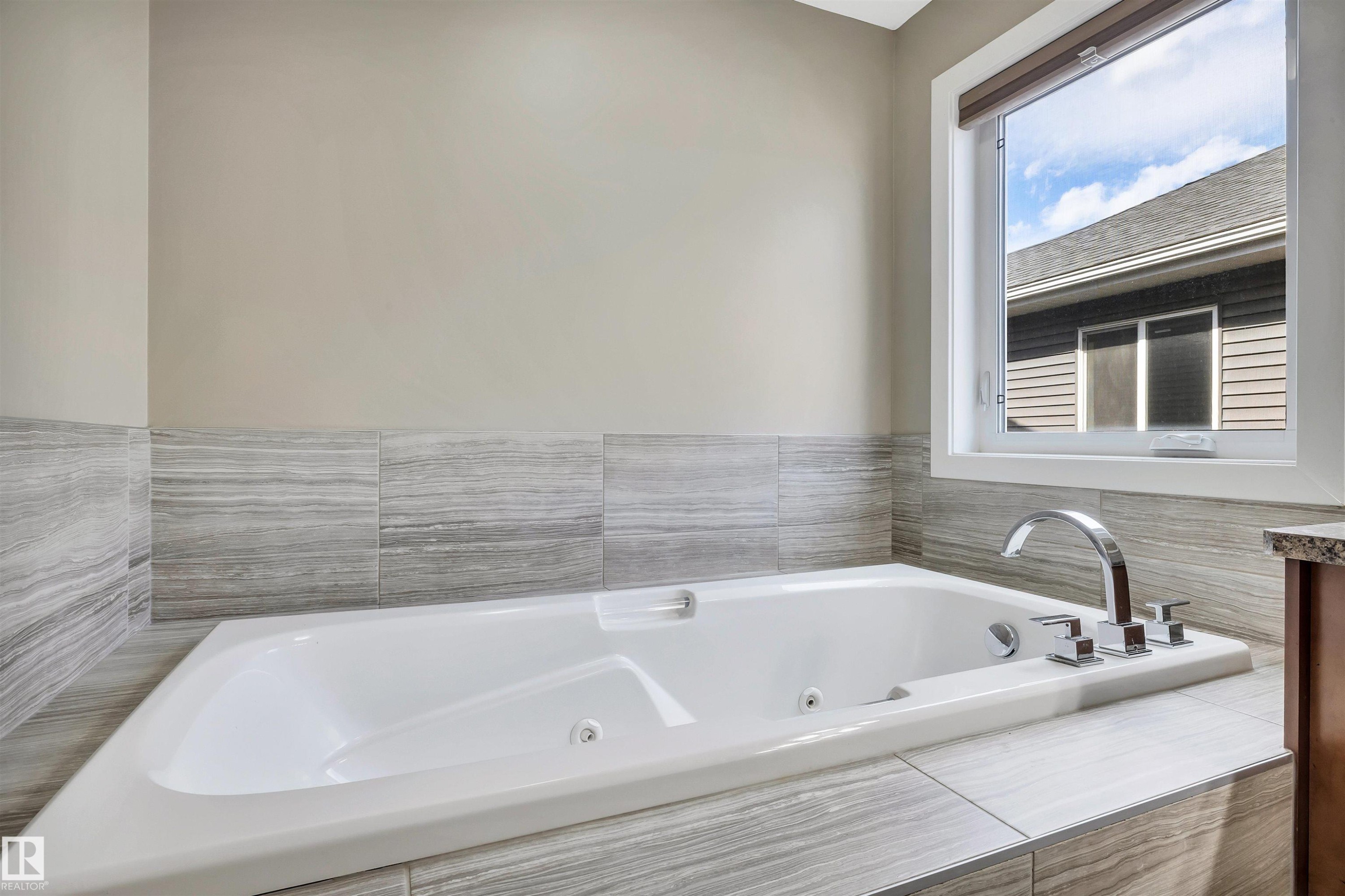 1461 Watt Drive Sw, Edmonton, AB - Indoor Photo Showing Bathroom