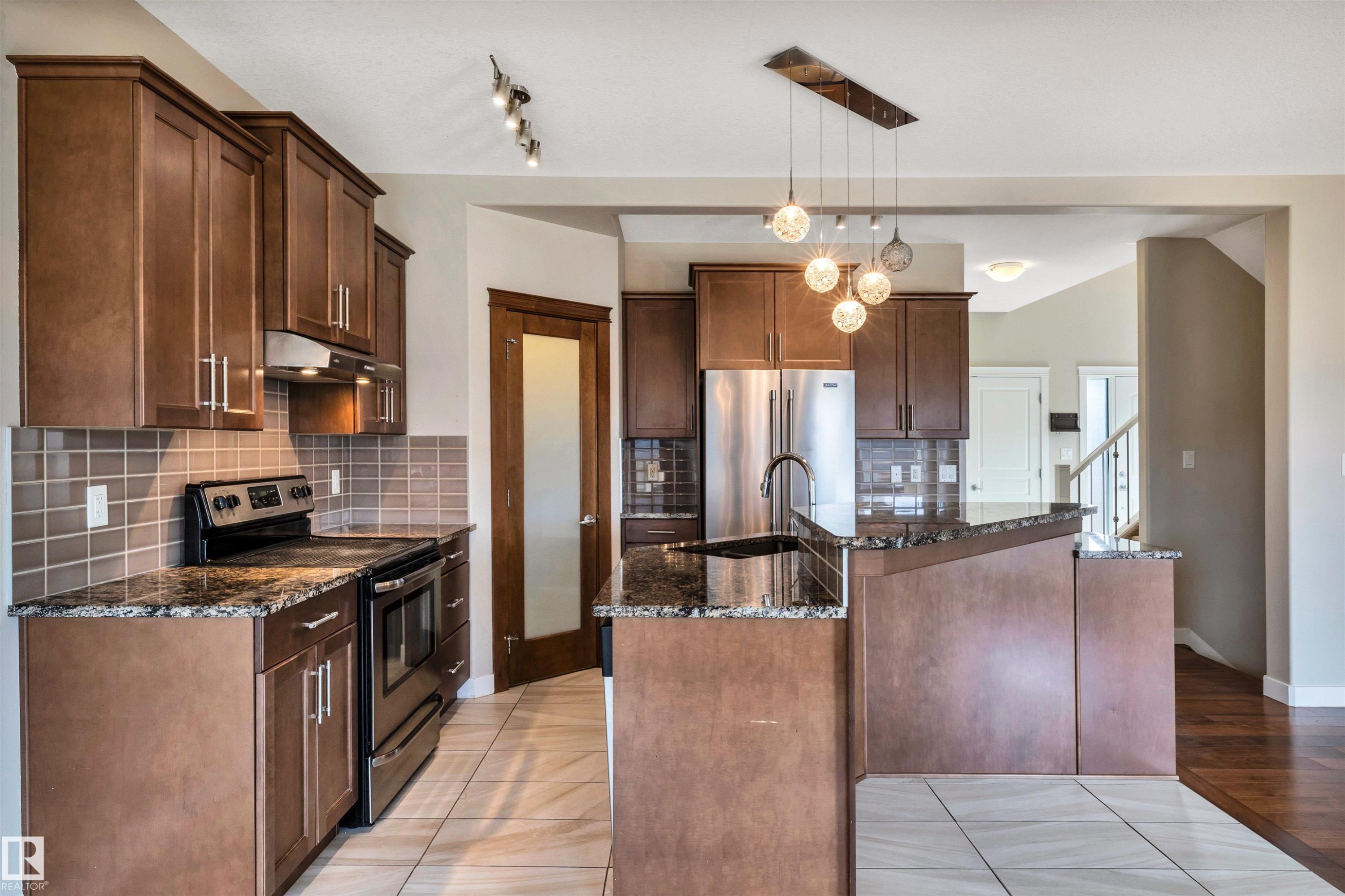 1461 Watt Drive Sw, Edmonton, AB - Indoor Photo Showing Kitchen