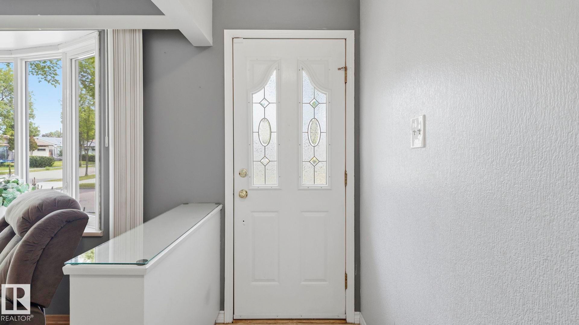 Entrance foyer - 13008 105 Street Nw, Edmonton, AB - Indoor Photo Showing Other Room