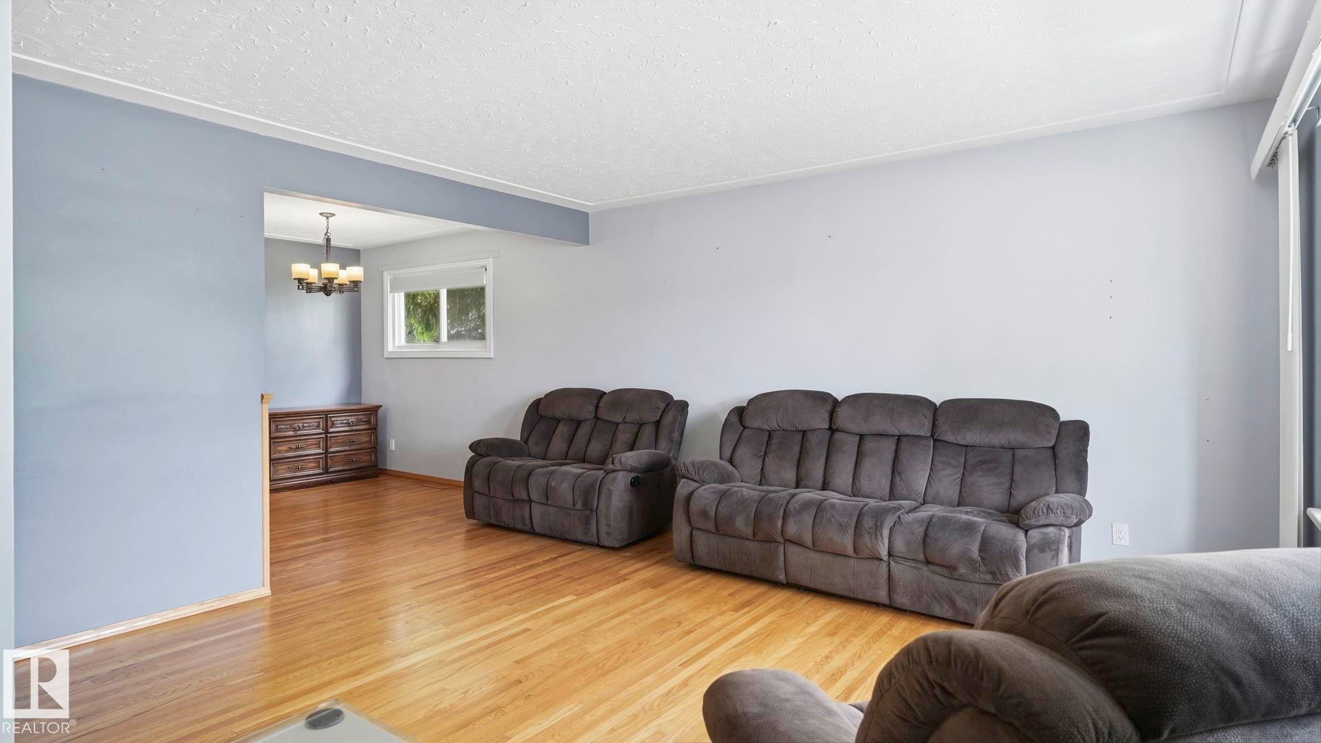 Living room - 13008 105 Street Nw, Edmonton, AB - Indoor Photo Showing Living Room