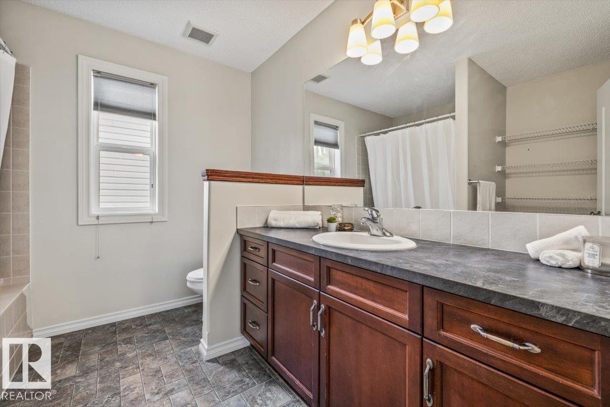 3056 Spence Wynd Sw, Edmonton, AB - Indoor Photo Showing Bathroom