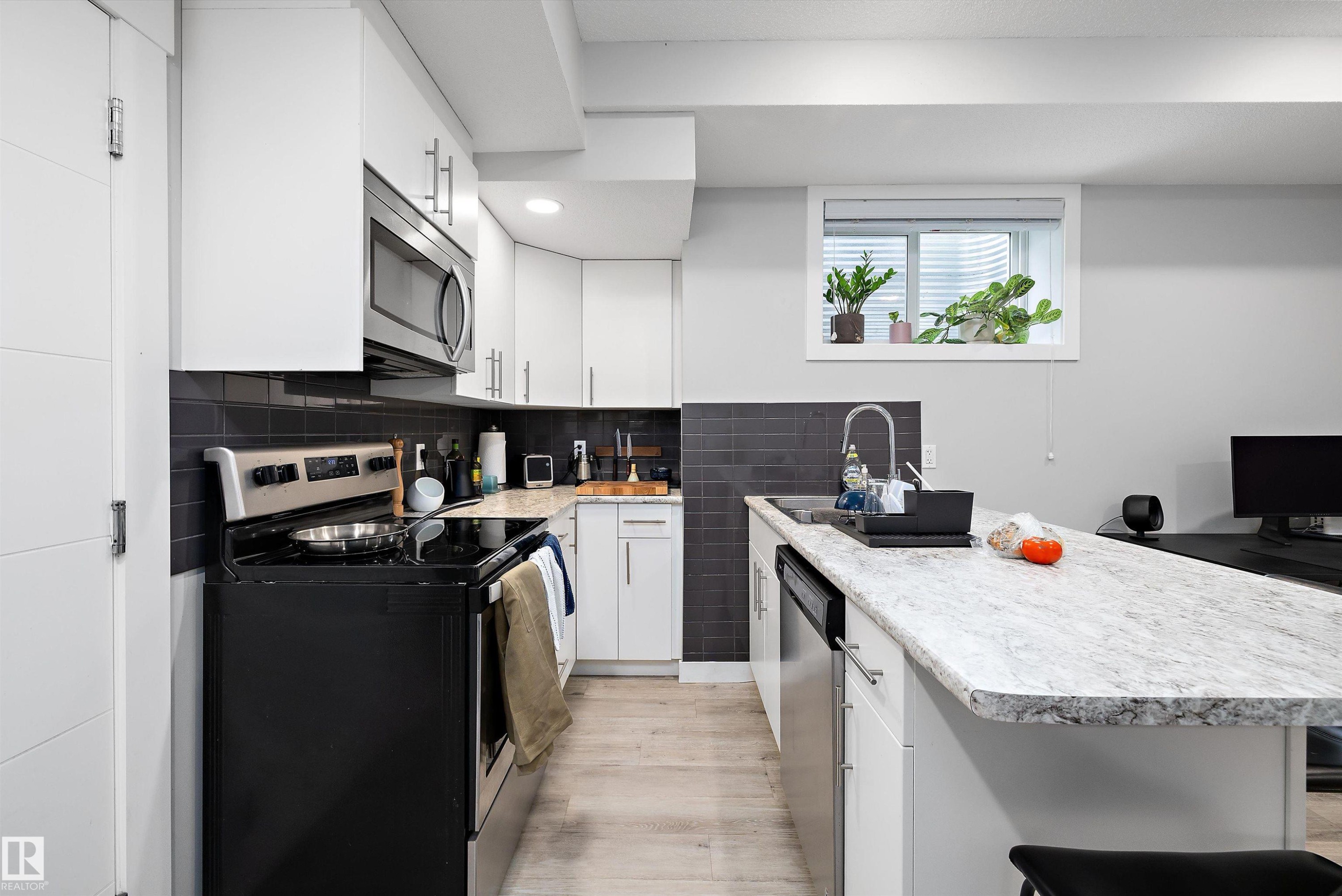 7419 106 Street Nw, Edmonton, AB - Indoor Photo Showing Kitchen