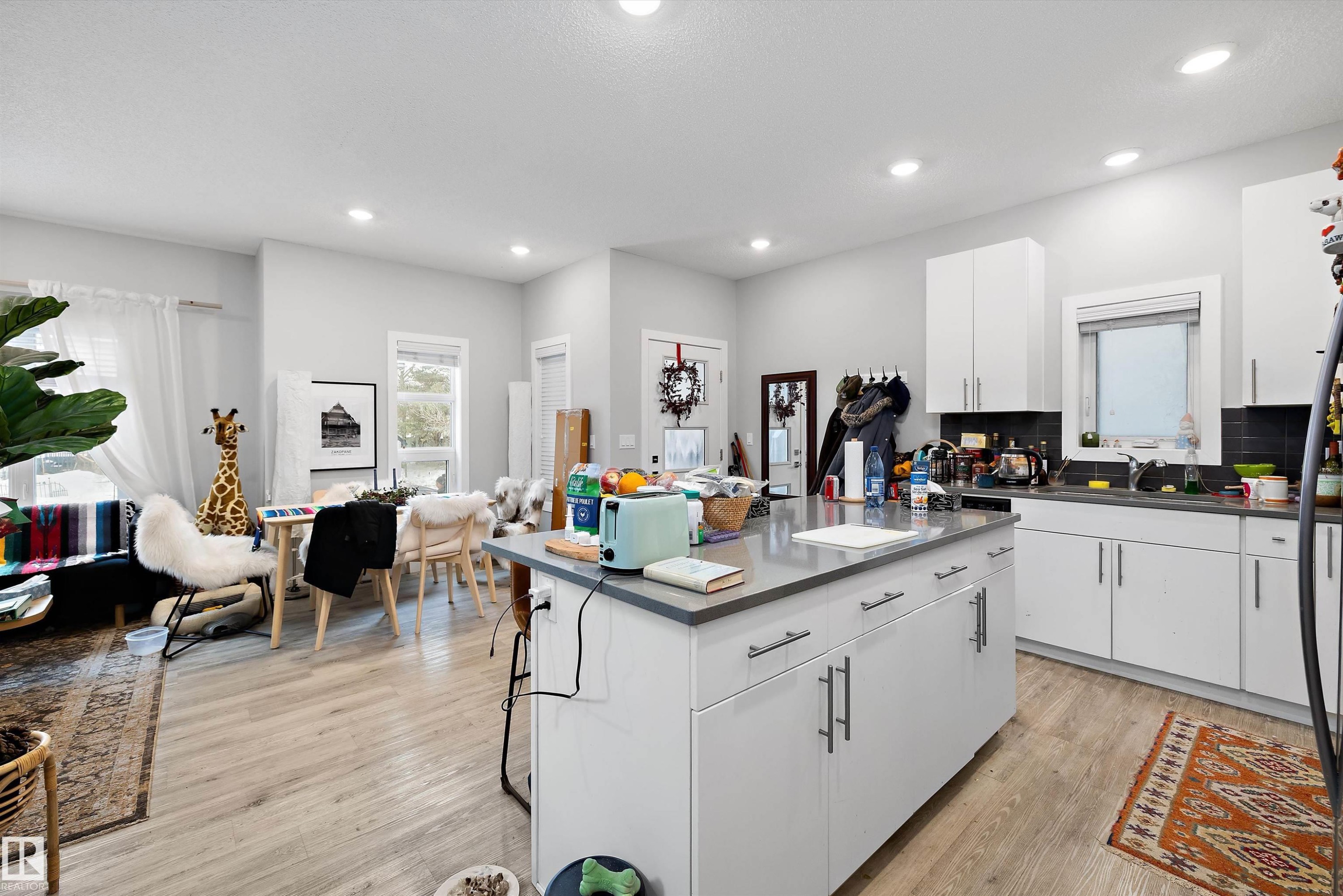 7419 106 Street Nw, Edmonton, AB - Indoor Photo Showing Kitchen