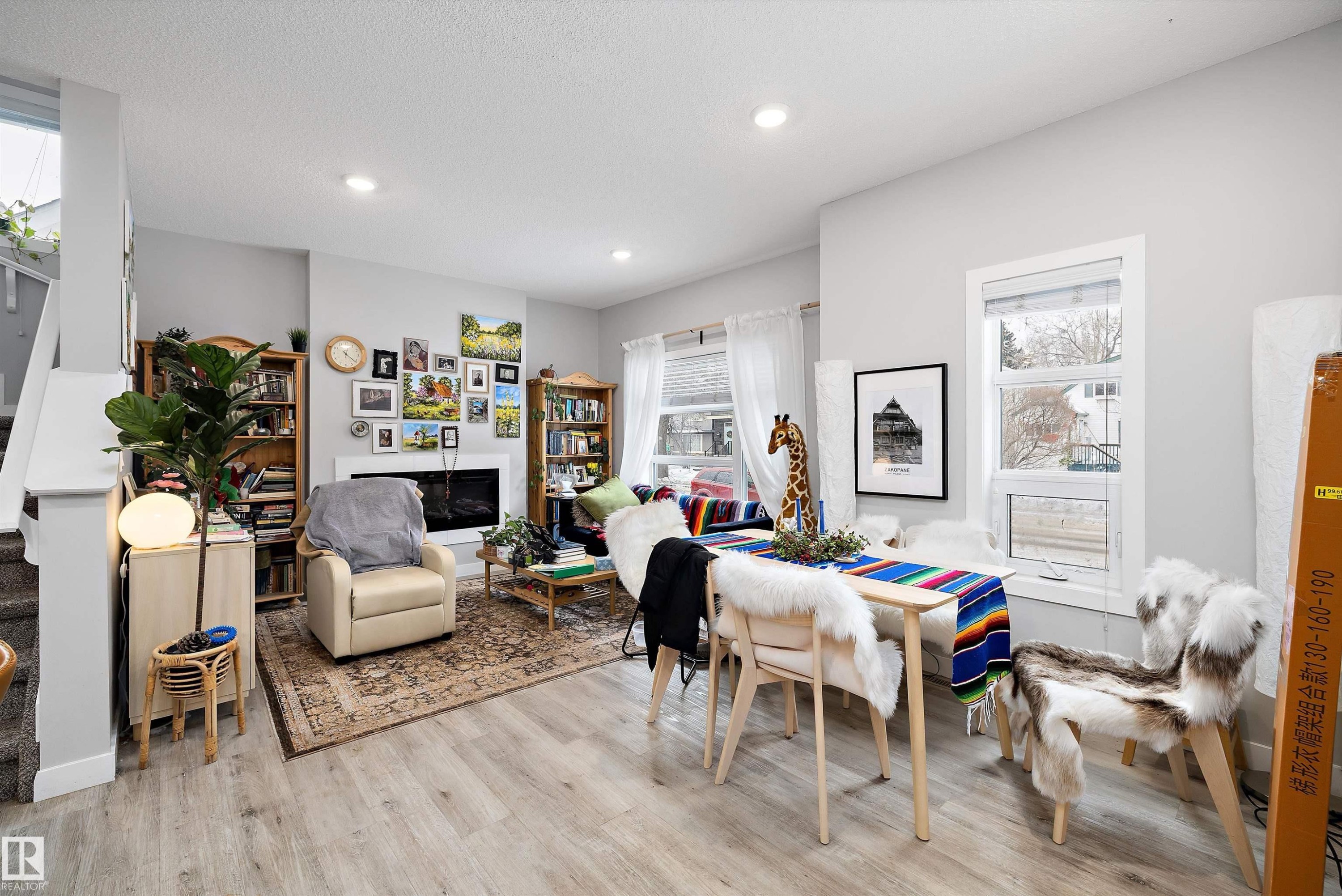 7419 106 Street Nw, Edmonton, AB - Indoor Photo Showing Living Room