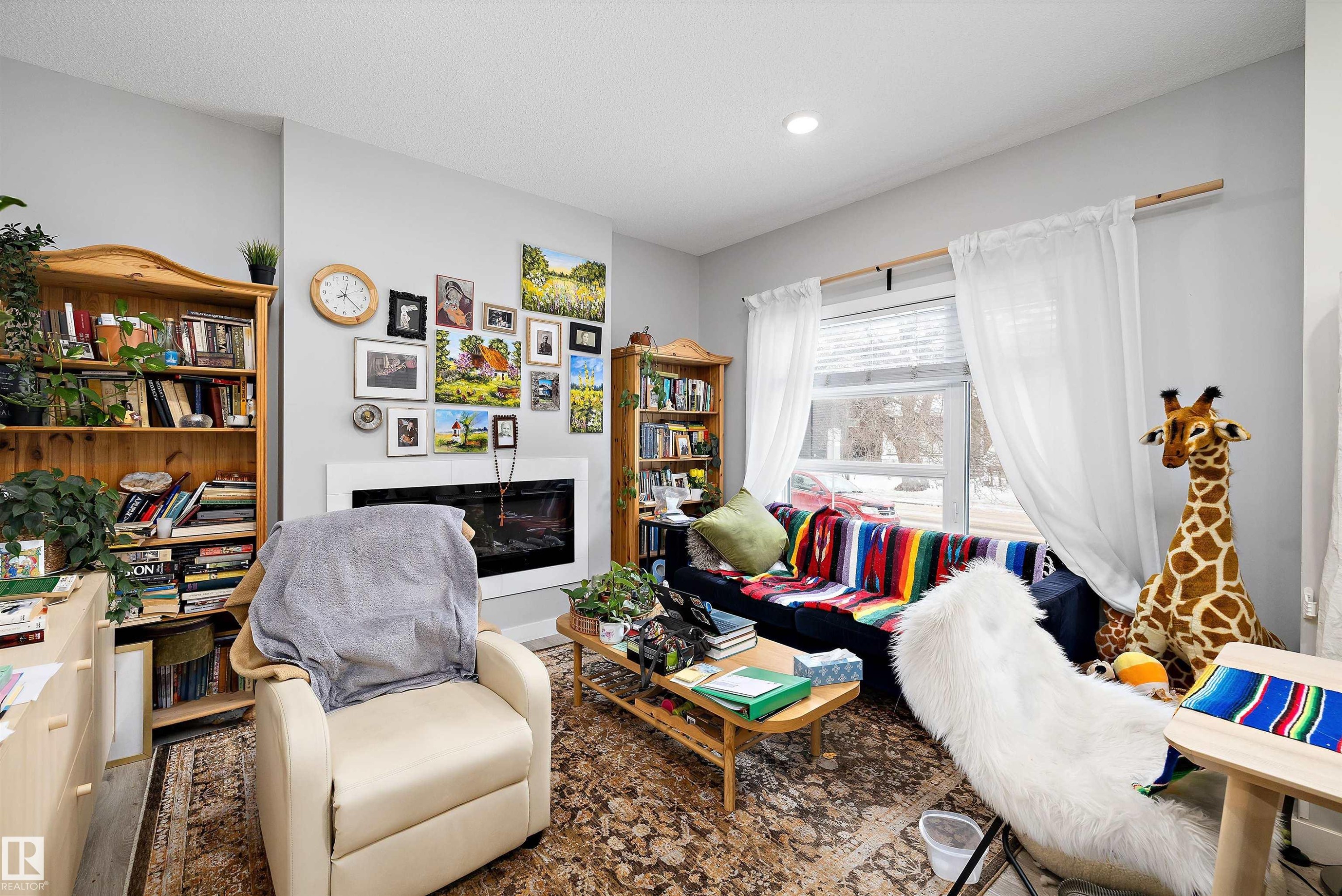 7419 106 Street Nw, Edmonton, AB - Indoor Photo Showing Living Room