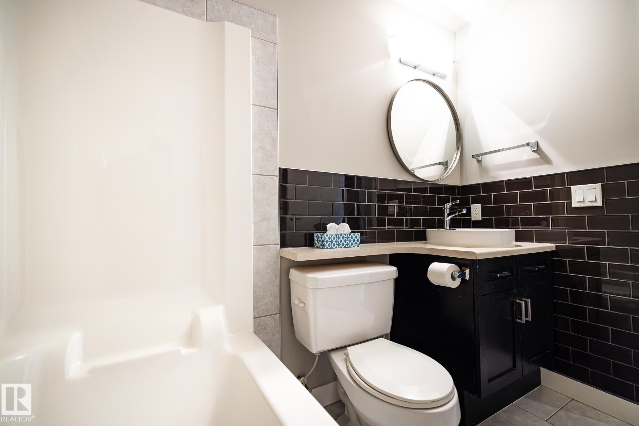 #207 9750 94 St Nw, Edmonton, AB - Indoor Photo Showing Bathroom