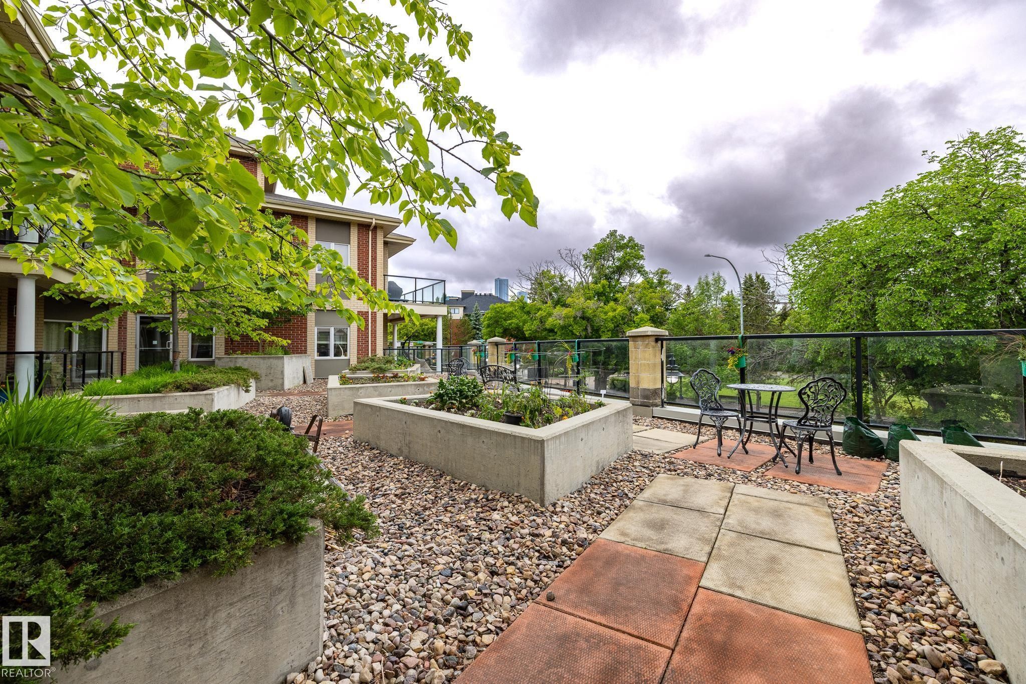 #207 9750 94 St Nw, Edmonton, AB - Outdoor