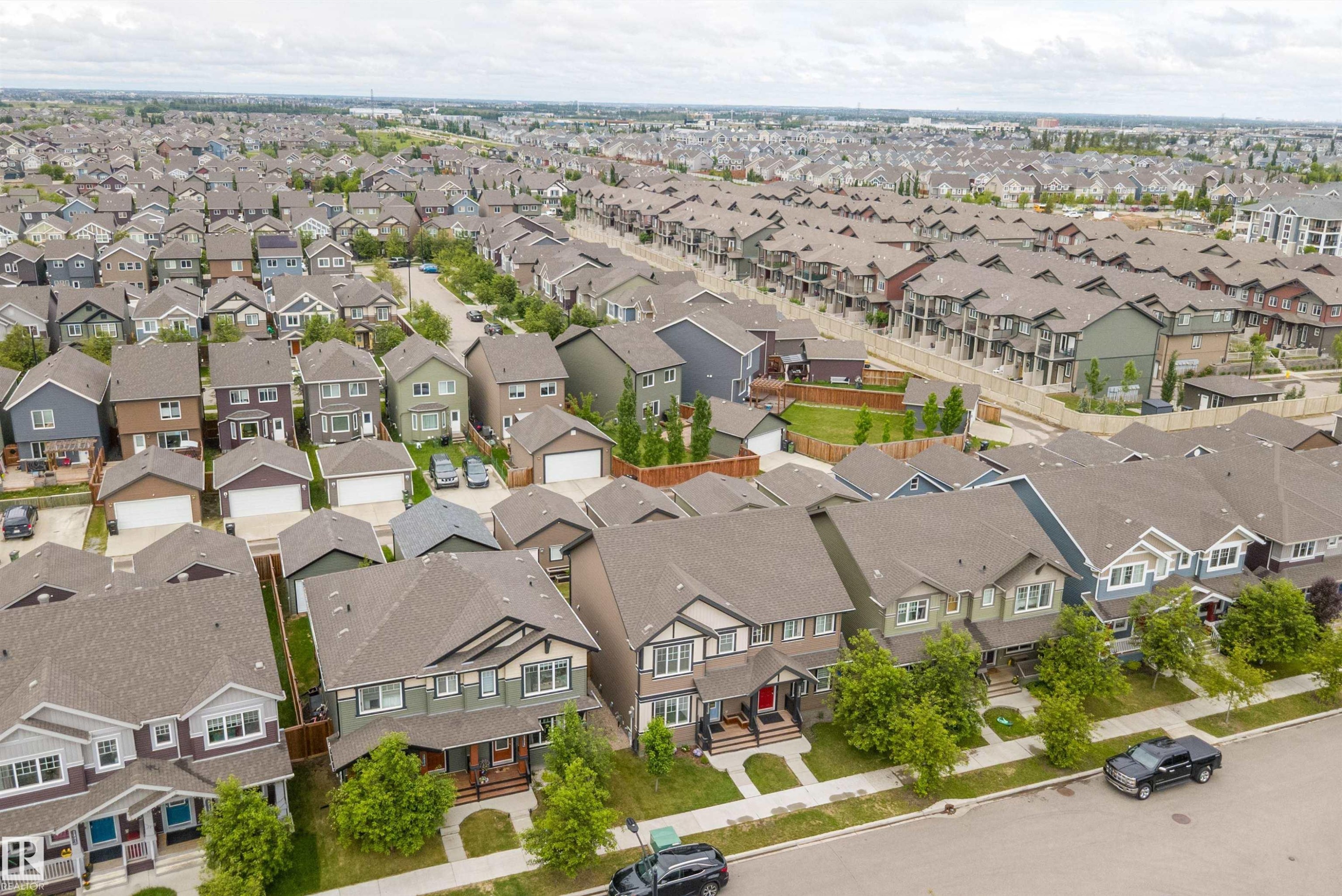 Residential neighborhood featuring a consistent architectural style with various exterior color palettes - 2833 Chokecherry Place, Edmonton, AB