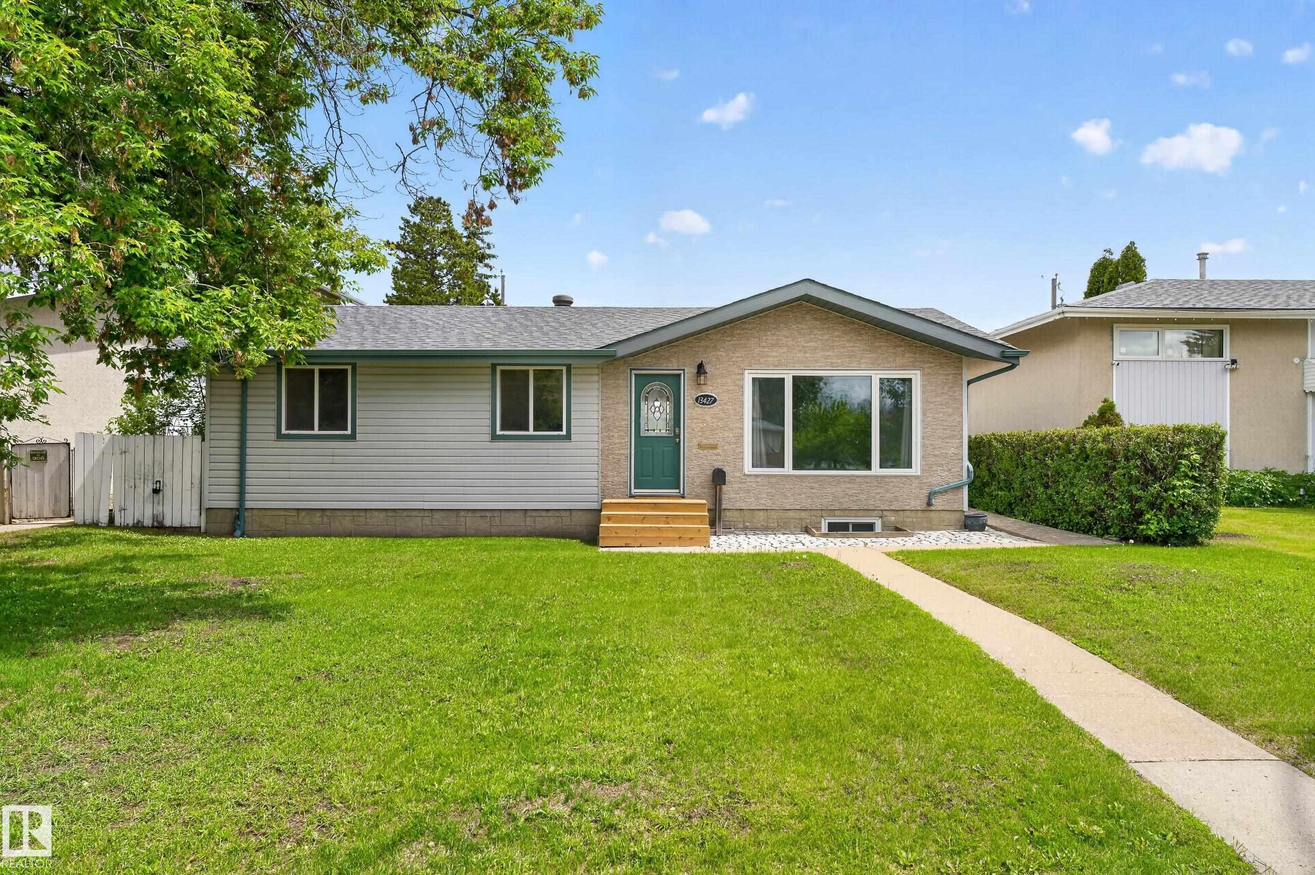Ranch-style residence featuring a brick facade and light-colored siding - 13427 114 Street Nw, Edmonton, AB