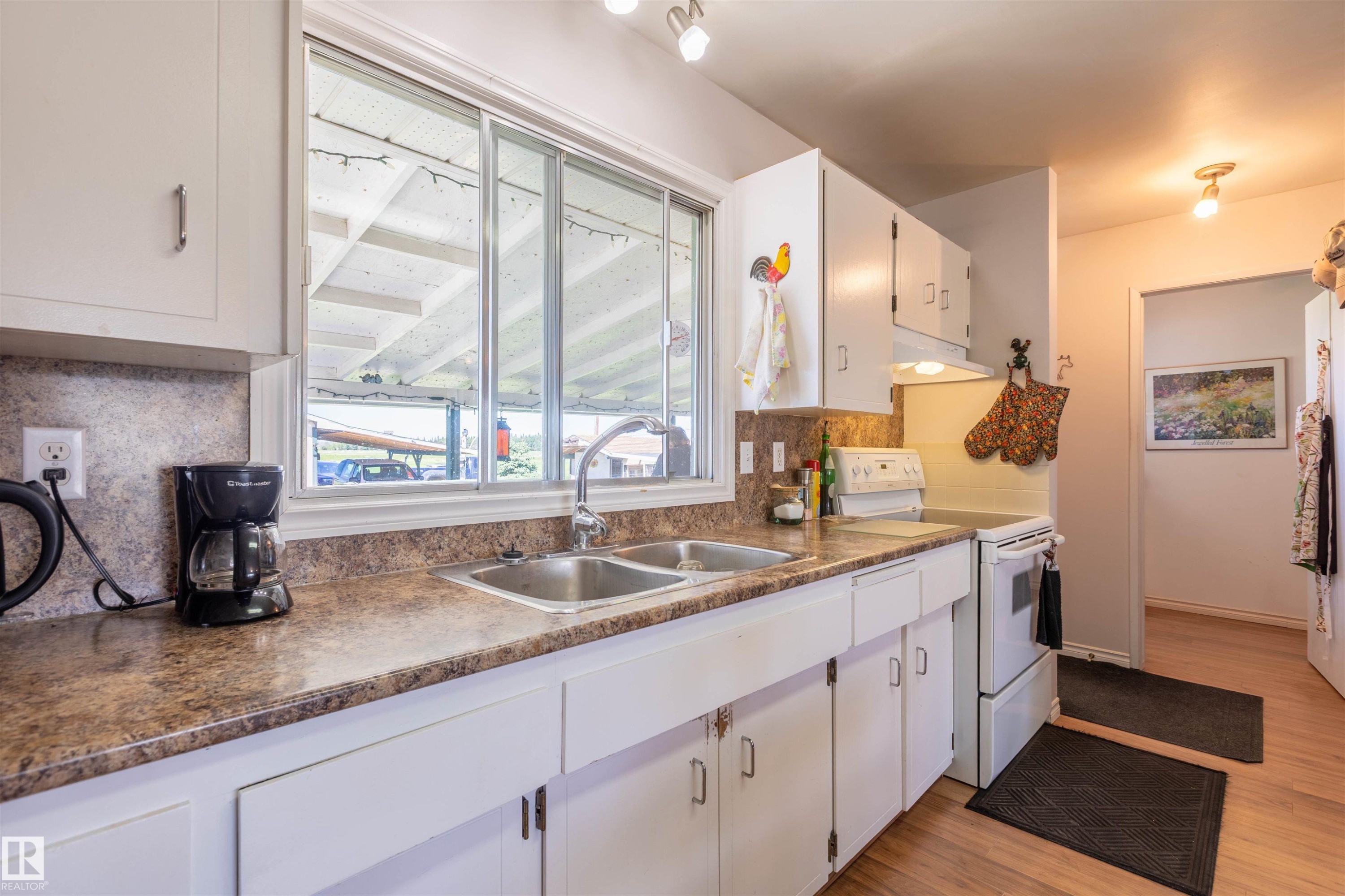 4904 56 Ave, Wildwood, AB - Indoor Photo Showing Kitchen With Double Sink
