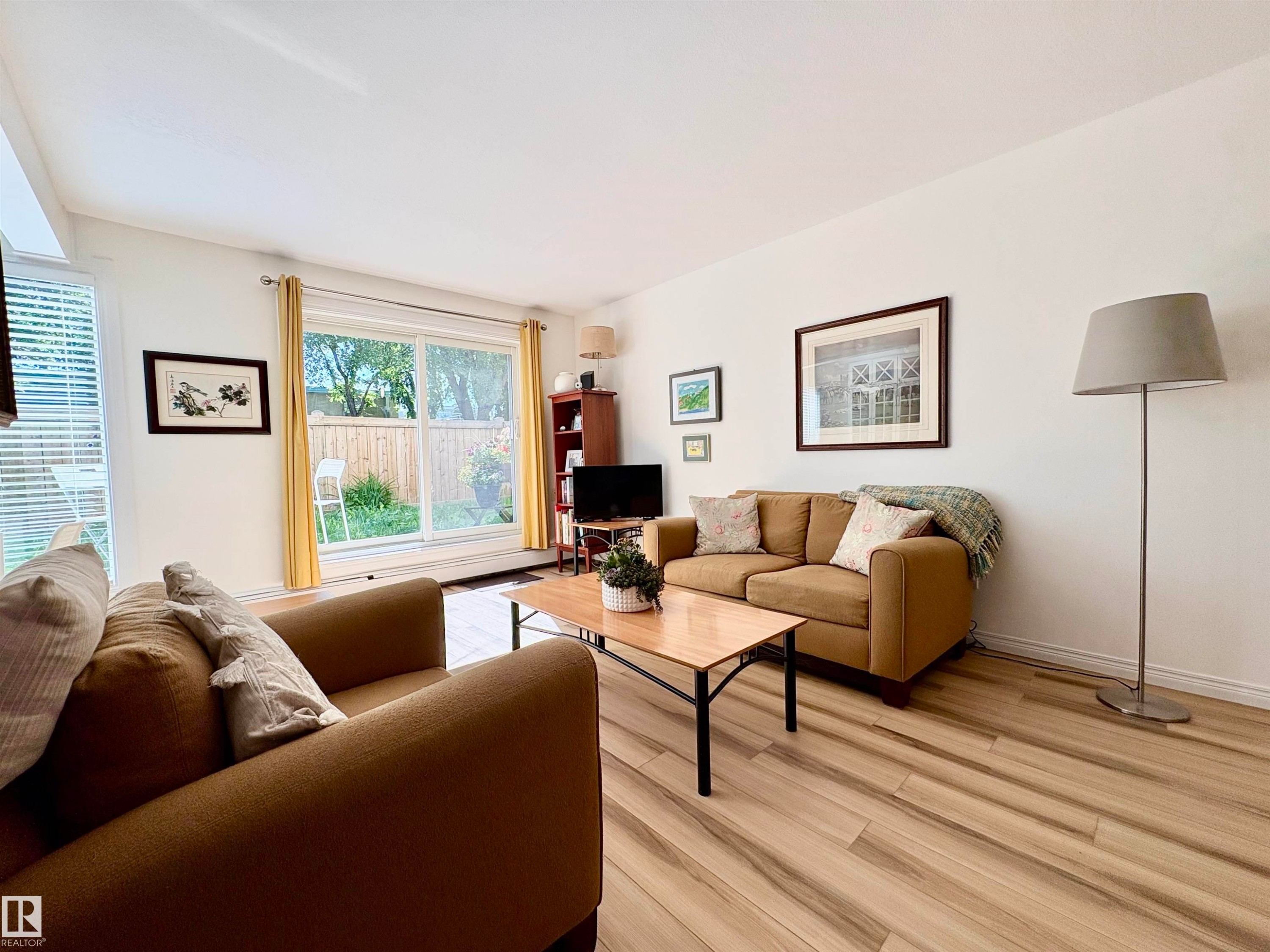 #3 10324 119 St Nw, Edmonton, AB - Indoor Photo Showing Living Room