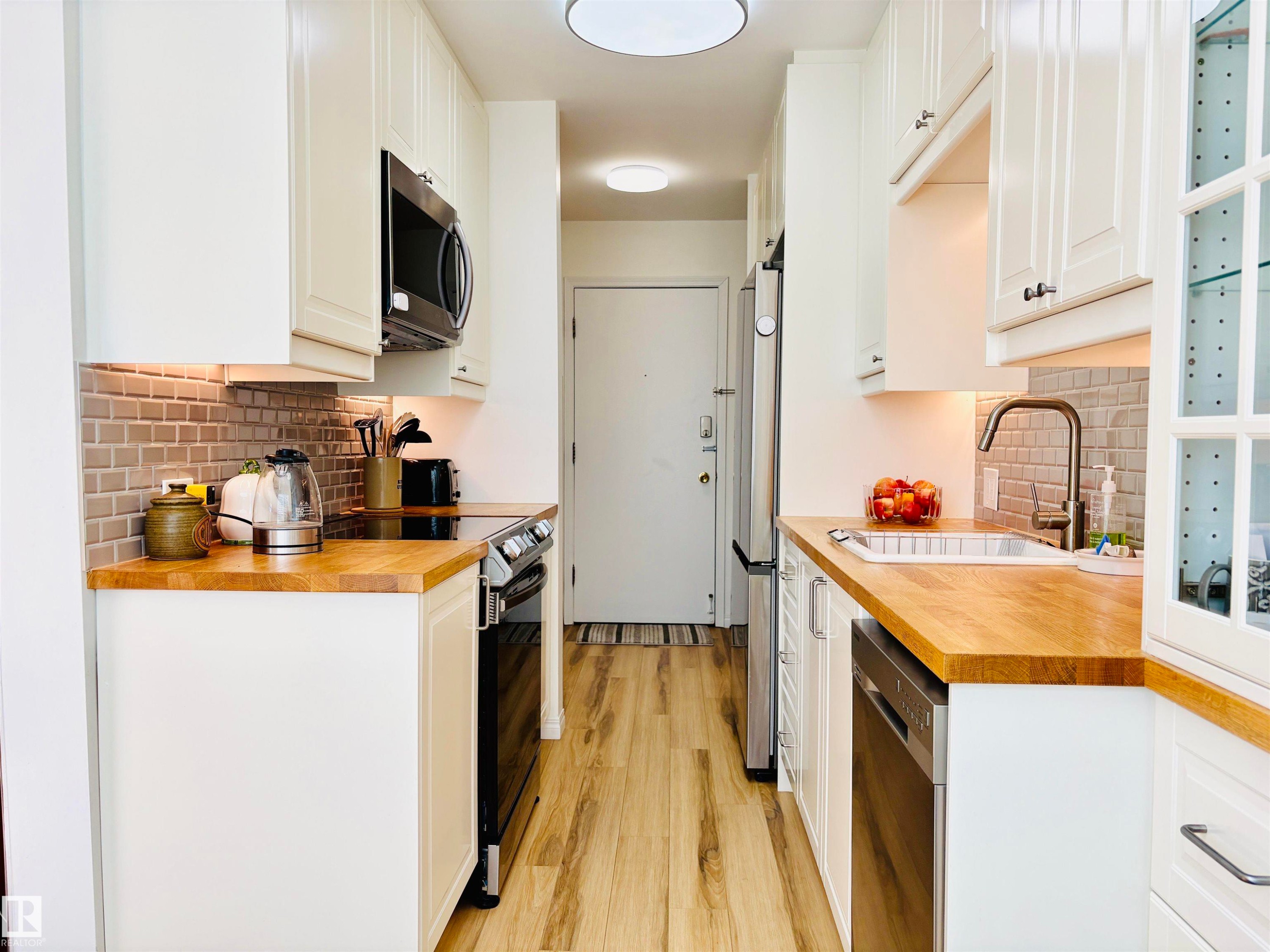 #3 10324 119 St Nw, Edmonton, AB - Indoor Photo Showing Kitchen With Upgraded Kitchen