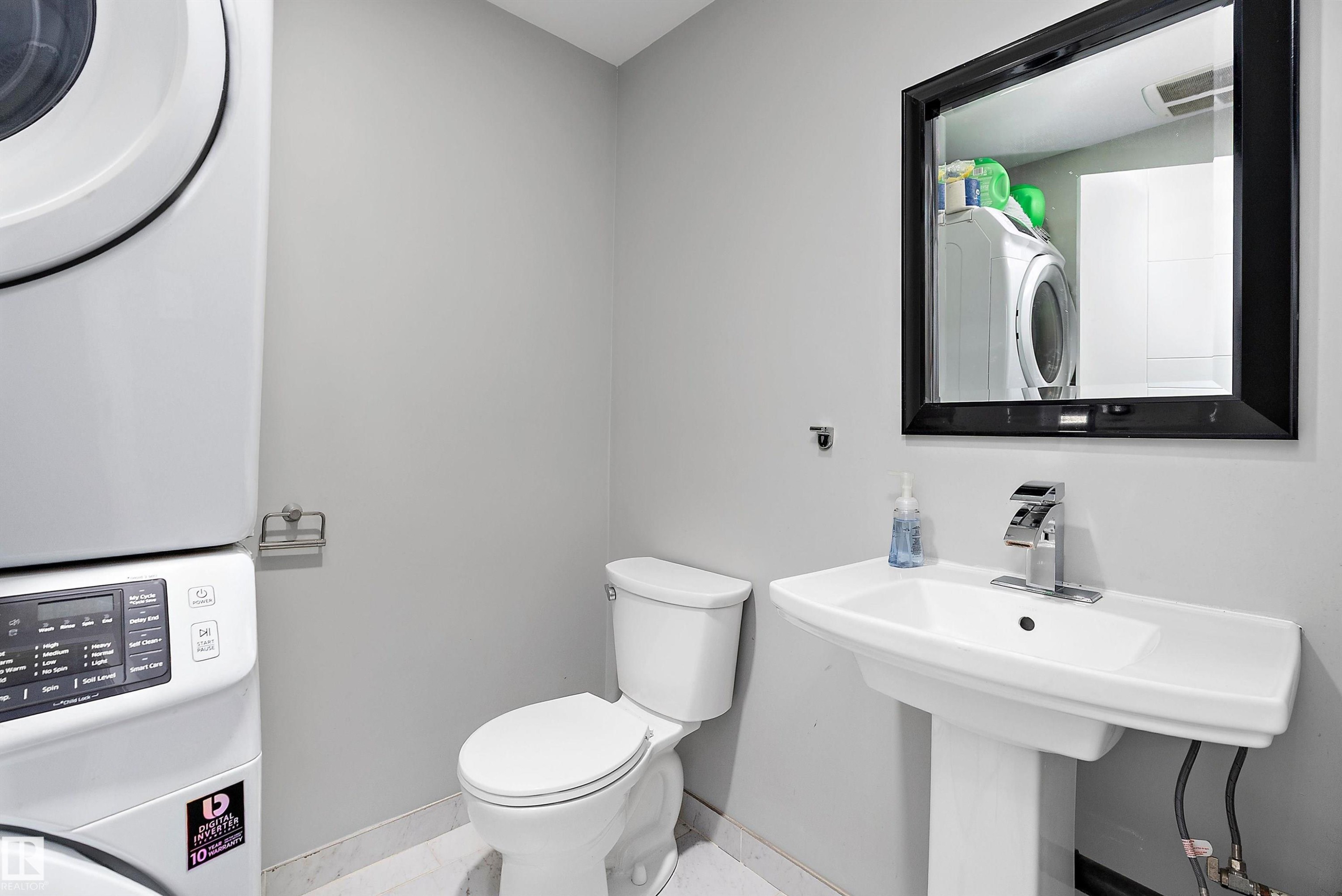 14832 103 Ave Nw, Edmonton, AB - Indoor Photo Showing Bathroom