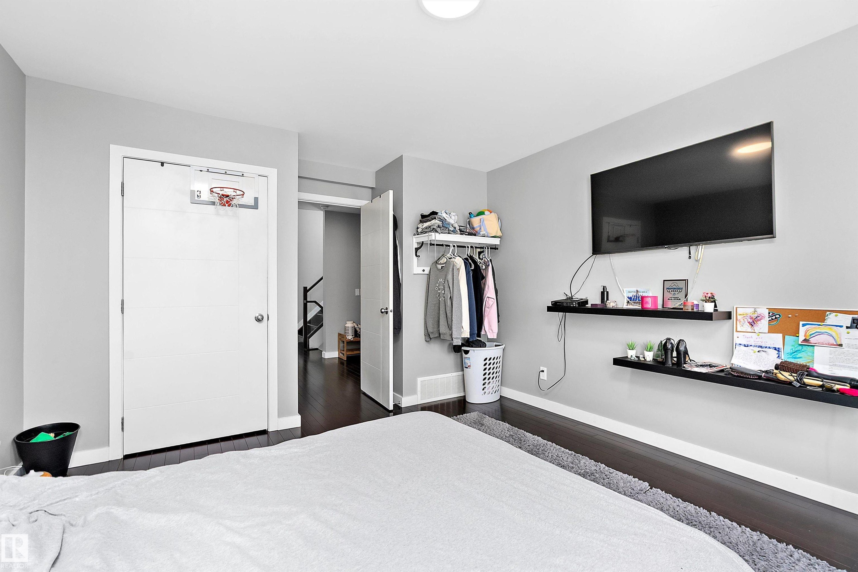 14832 103 Ave Nw, Edmonton, AB - Indoor Photo Showing Bedroom