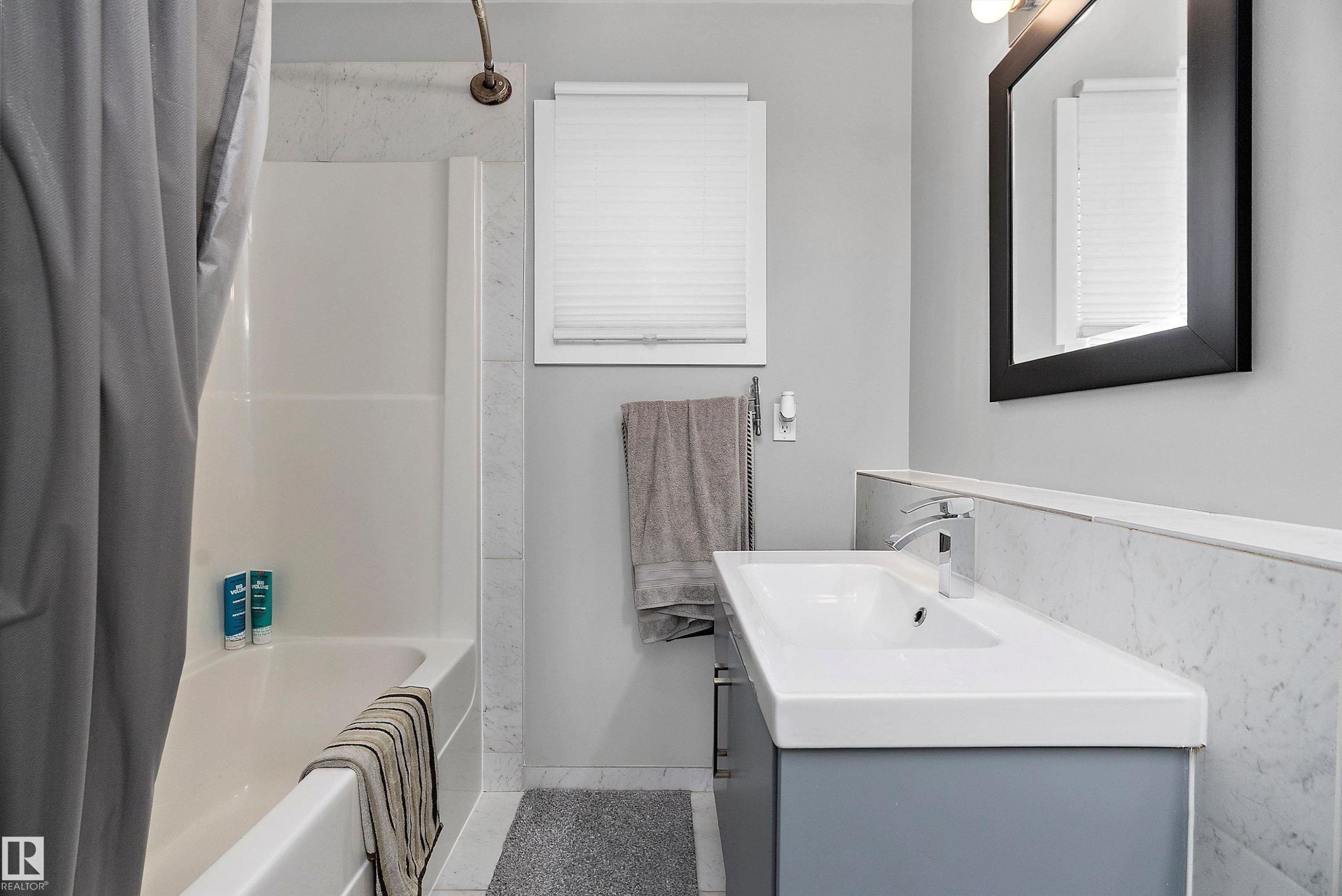 14832 103 Ave Nw, Edmonton, AB - Indoor Photo Showing Bathroom