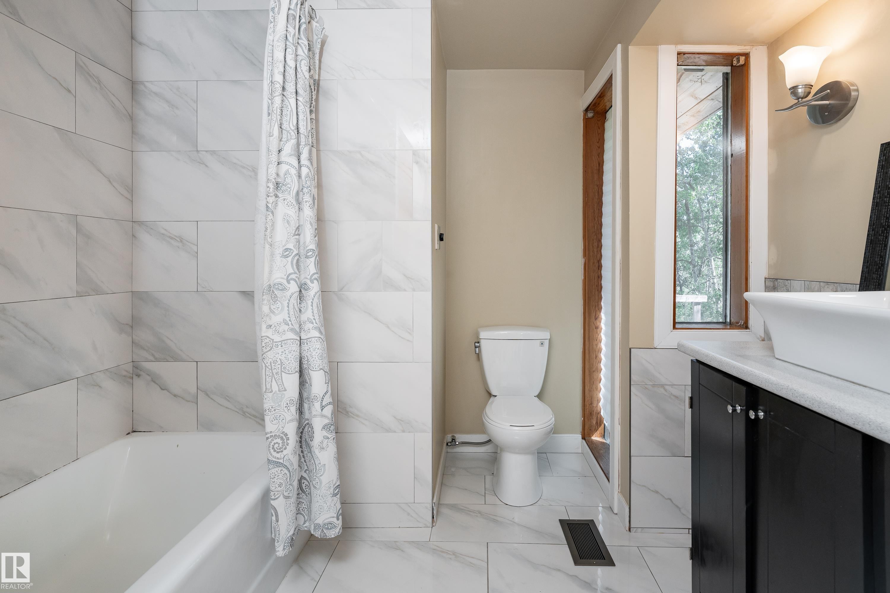 20211 9 Avenue Sw, Edmonton, AB - Indoor Photo Showing Bathroom