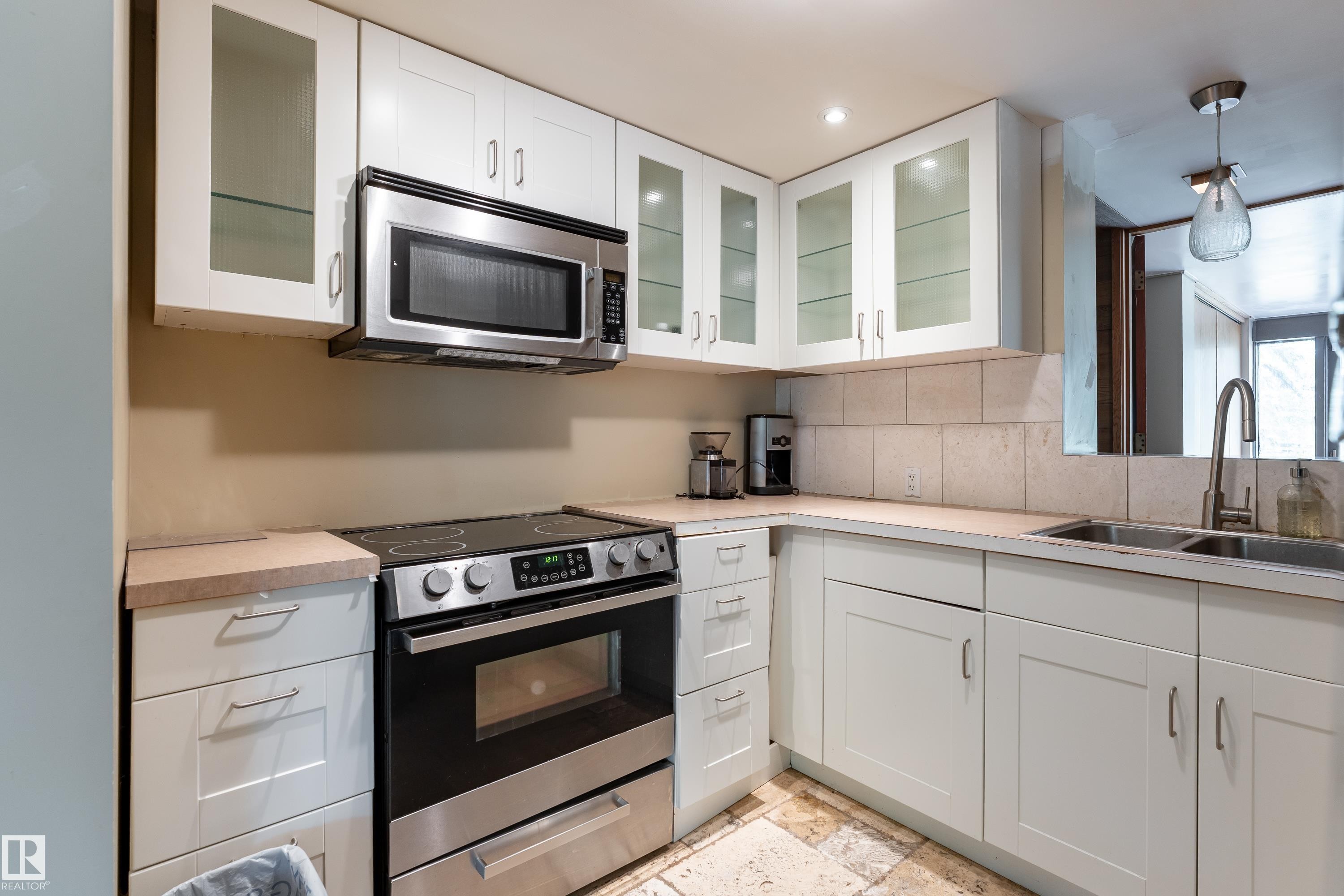 20211 9 Avenue Sw, Edmonton, AB - Indoor Photo Showing Kitchen With Double Sink With Upgraded Kitchen