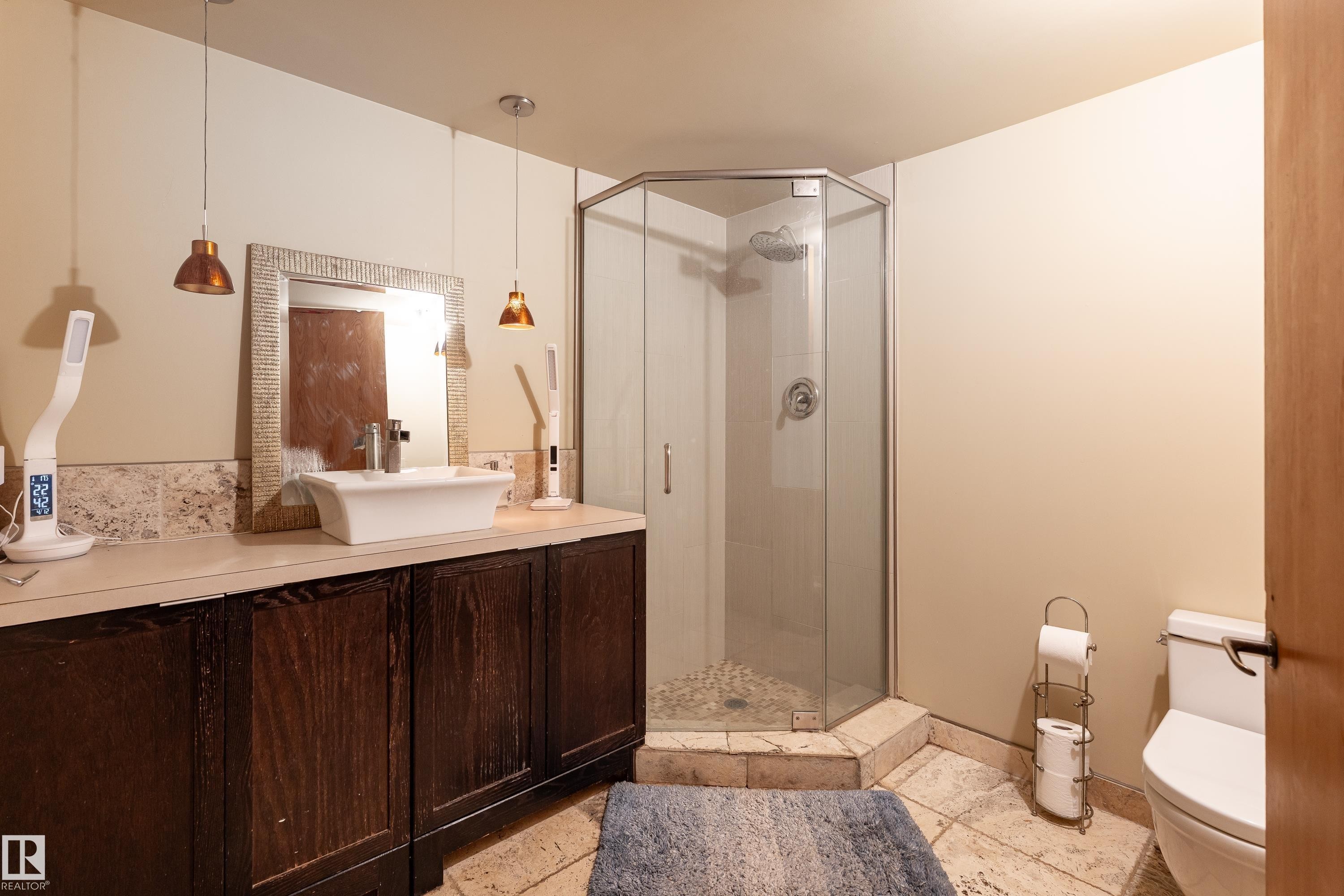 20211 9 Avenue Sw, Edmonton, AB - Indoor Photo Showing Bathroom