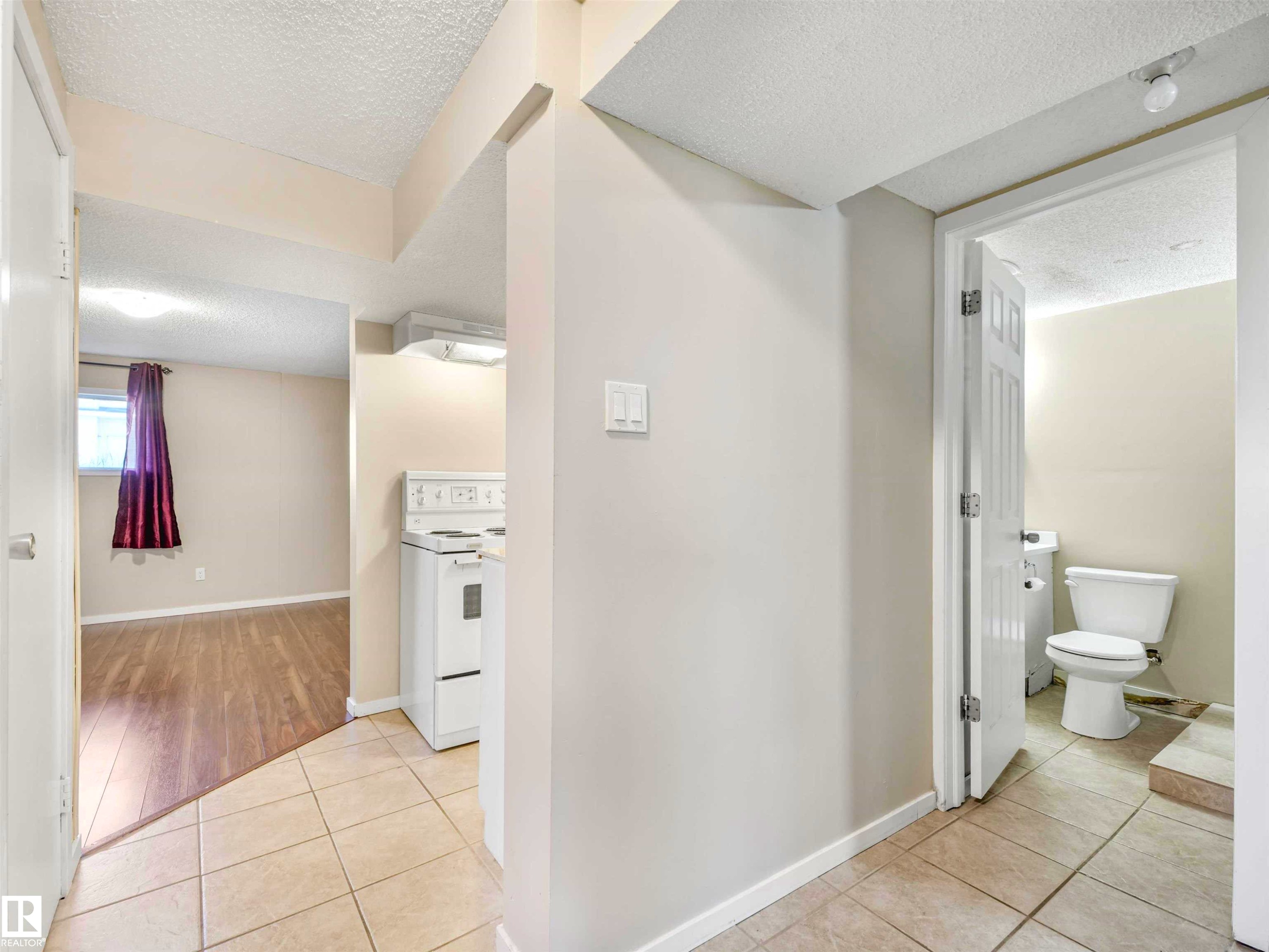 Tiled flooring entry area with neutral wall paint - 13114 30 Street, Edmonton, AB - Indoor Photo Showing Bathroom