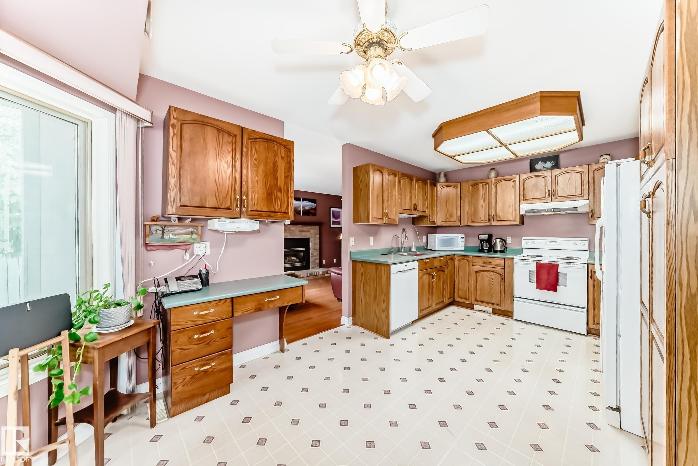 18931 92 Avenue, Edmonton, AB - Indoor Photo Showing Kitchen