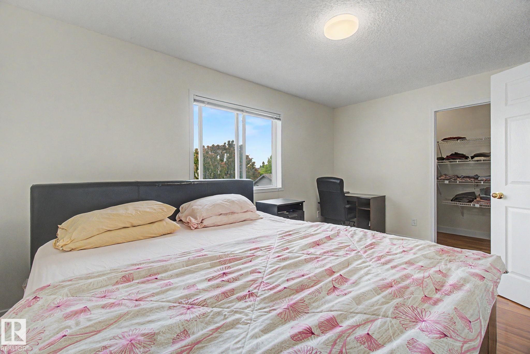 Bright room featuring a window with exterior visibility, a ceiling-mounted light fixture, and a closet with wire shelving - 710 Glenwright Court, Edmonton, AB