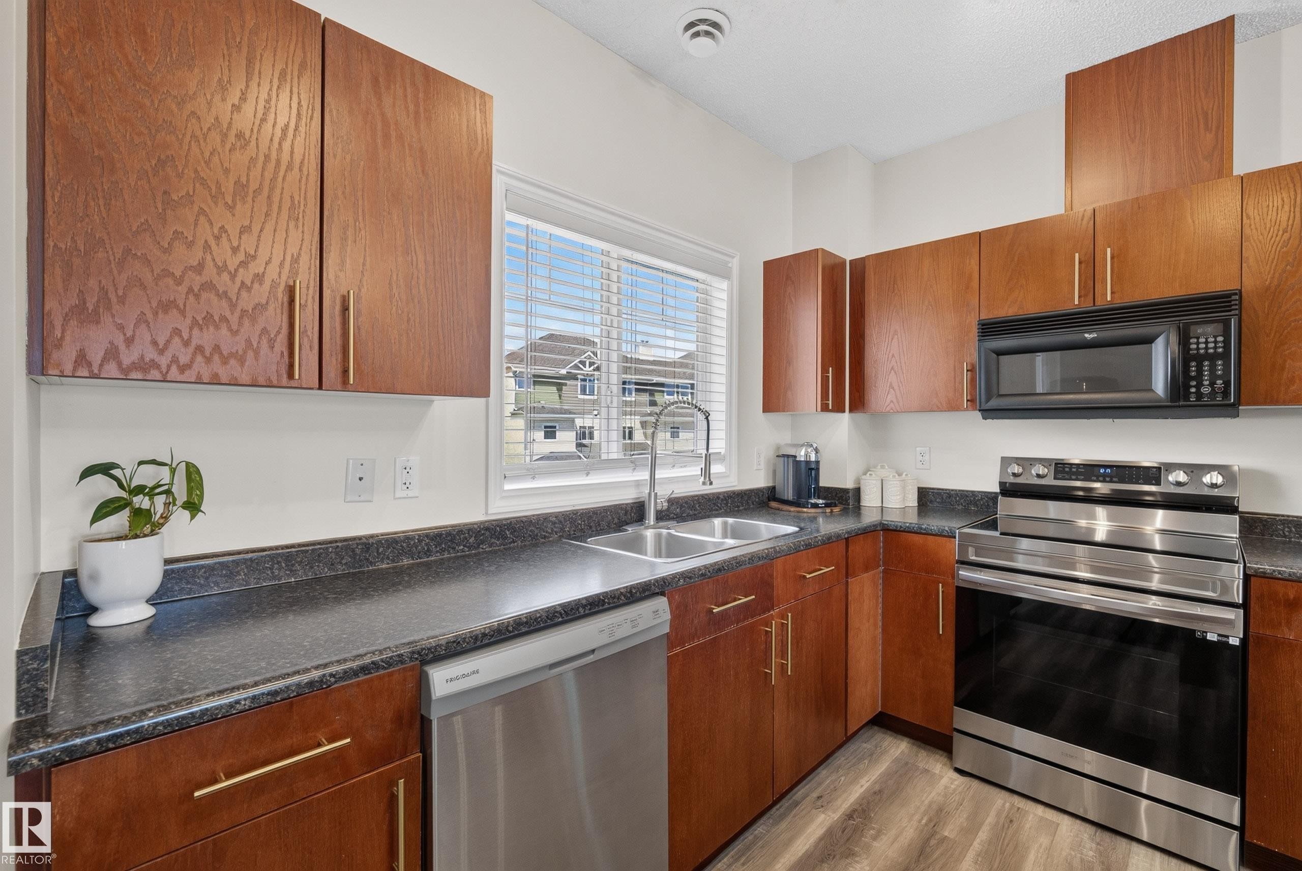 Kitchen - 57 3010 33 Avenue, Edmonton, AB