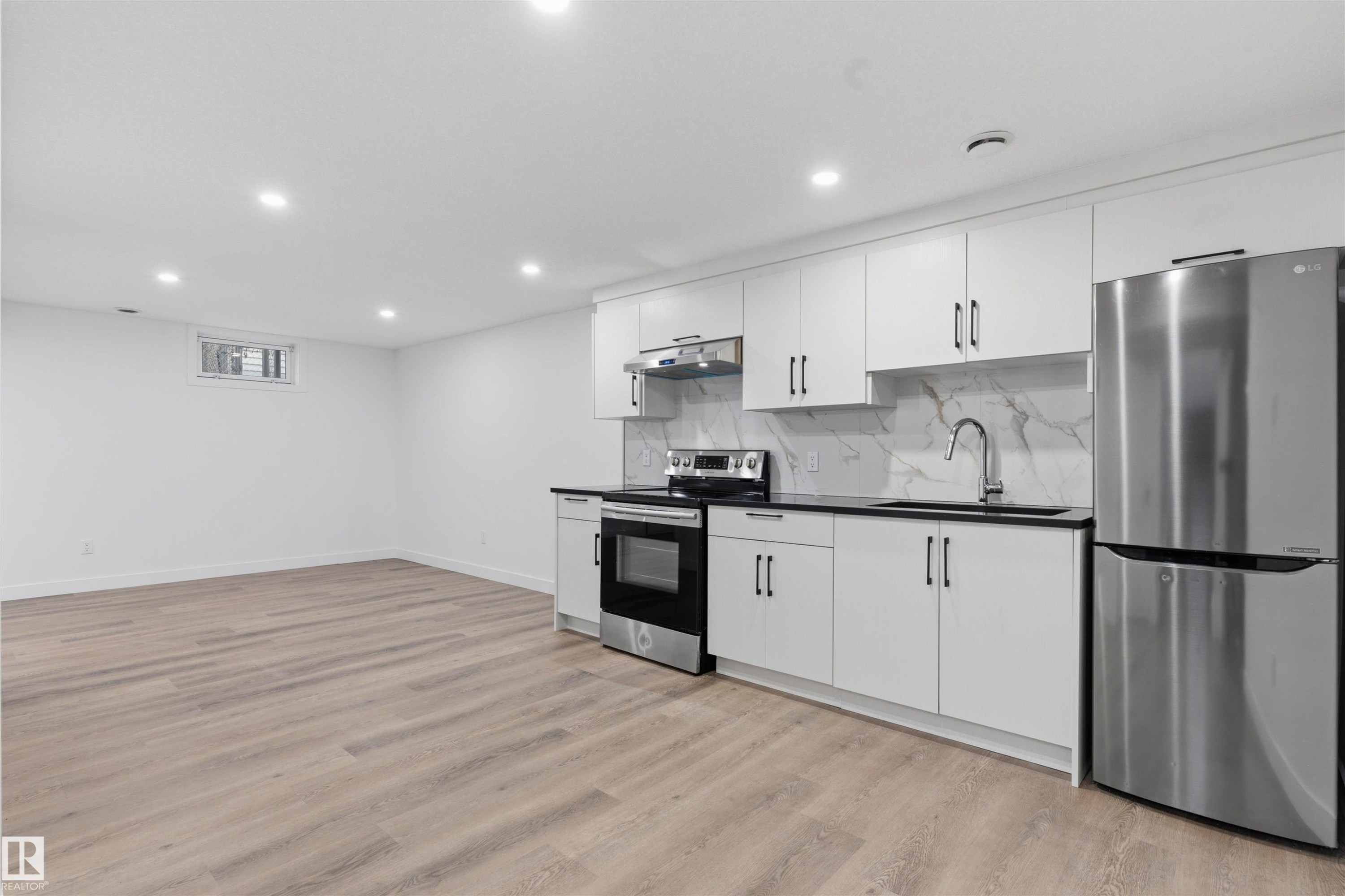 8328 165 Street Nw, Edmonton, AB - Indoor Photo Showing Kitchen