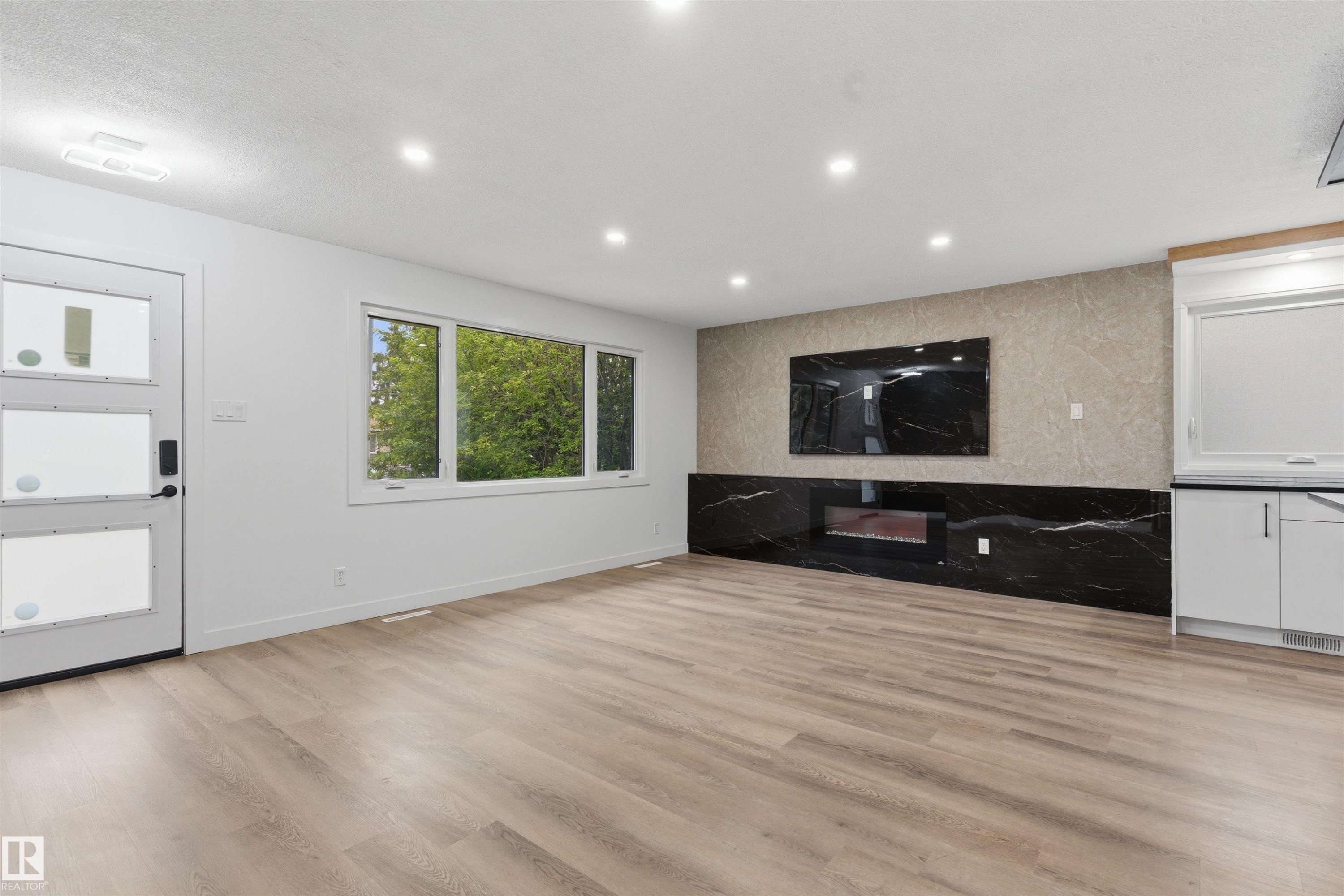 8328 165 Street Nw, Edmonton, AB - Indoor Photo Showing Other Room