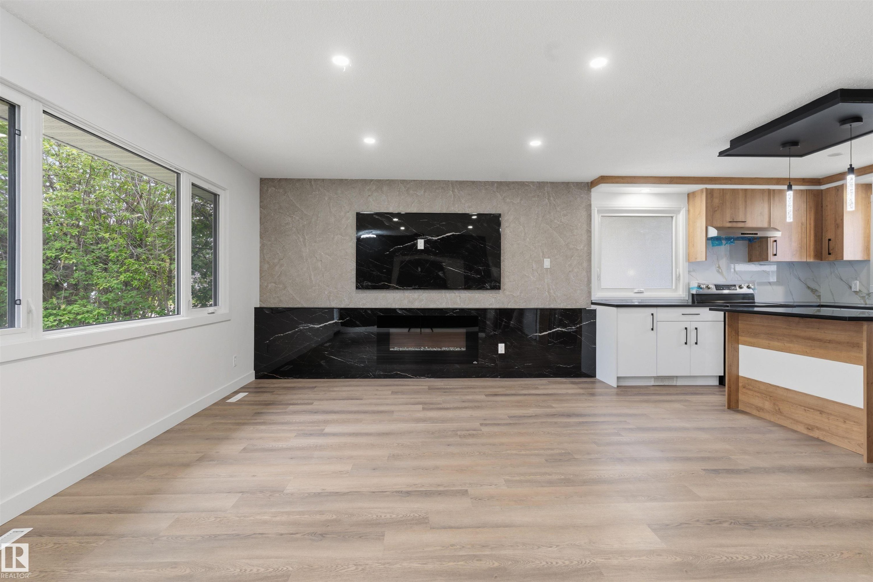 8328 165 Street Nw, Edmonton, AB - Indoor Photo Showing Kitchen