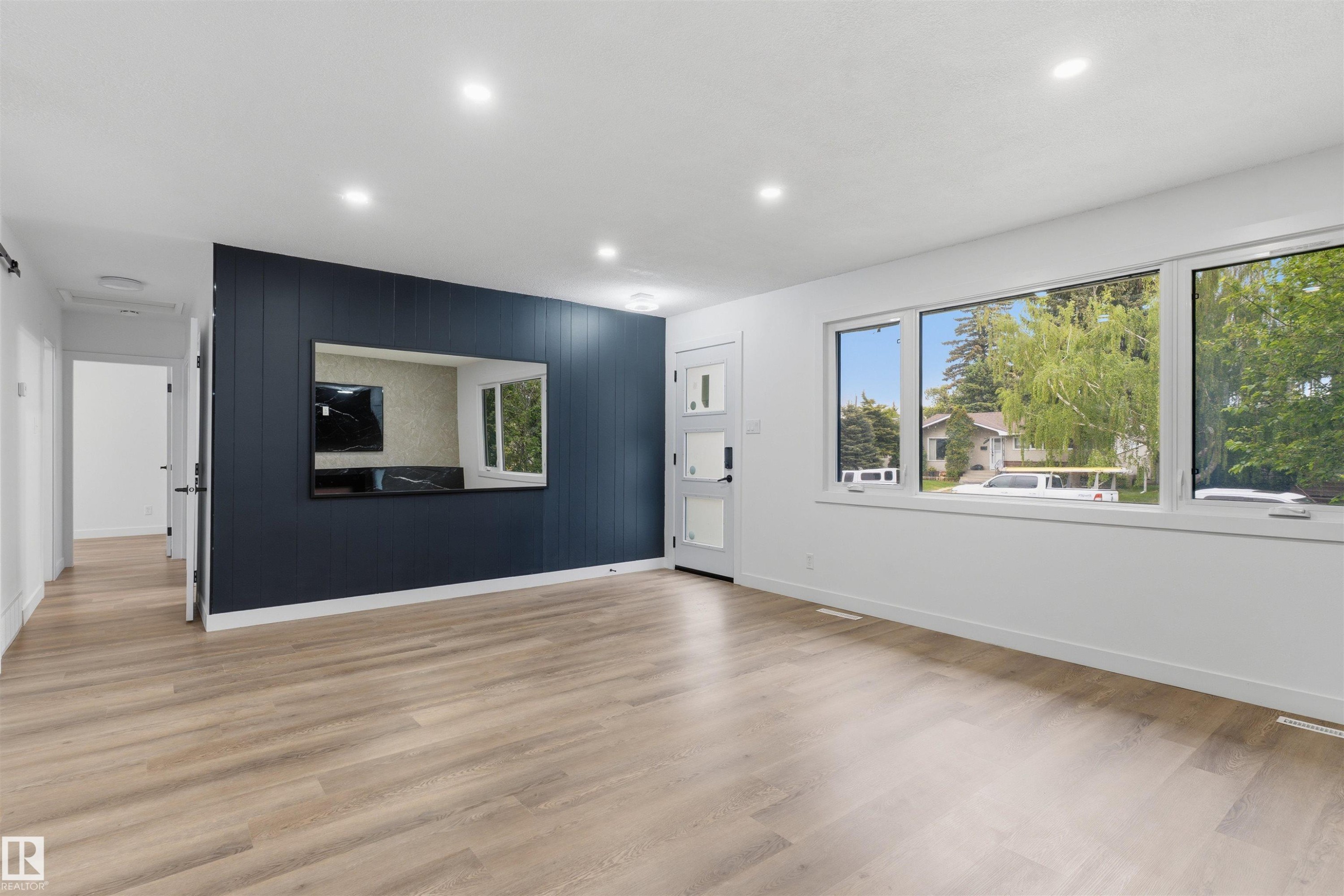 8328 165 Street Nw, Edmonton, AB - Indoor Photo Showing Living Room