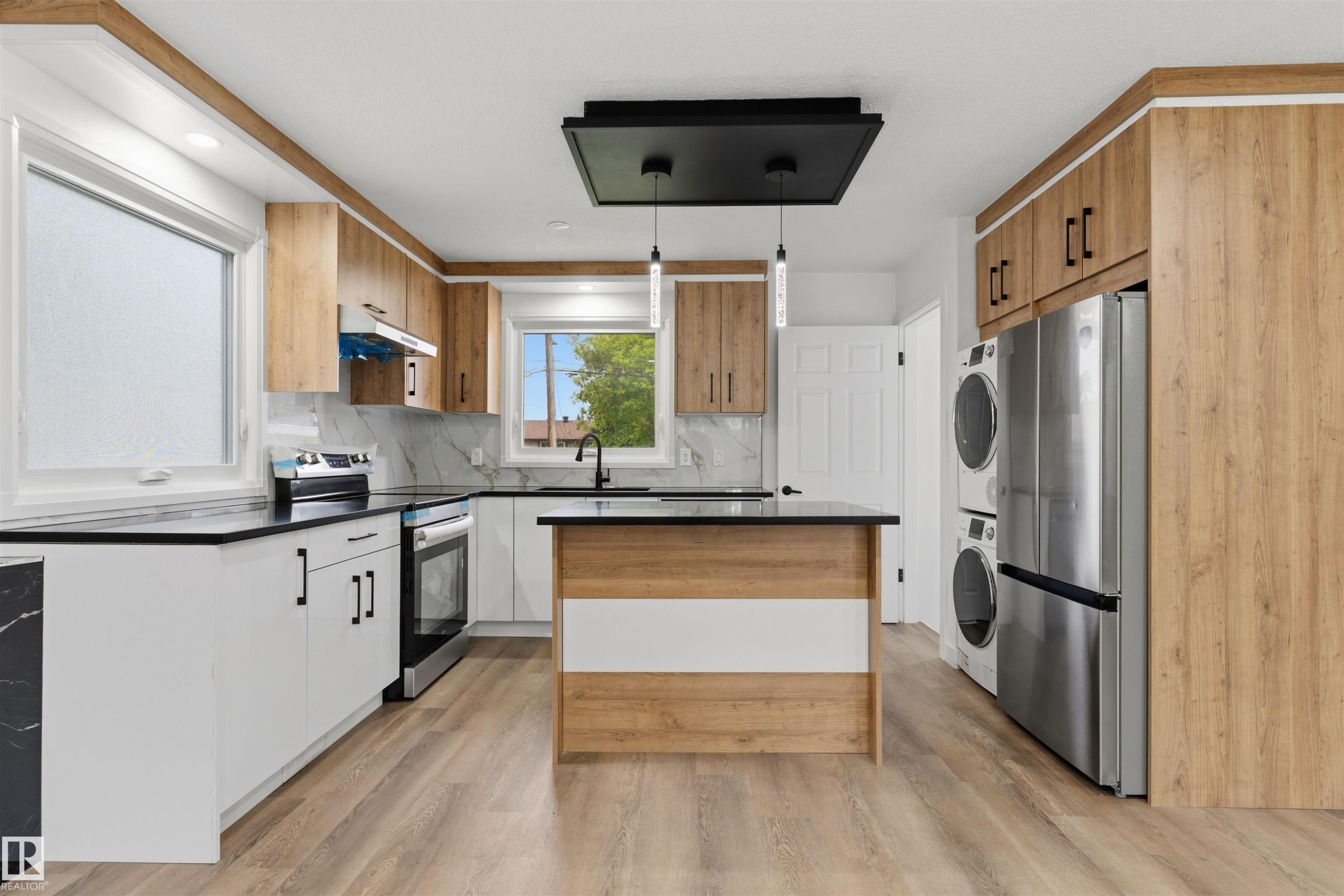 8328 165 Street Nw, Edmonton, AB - Indoor Photo Showing Kitchen