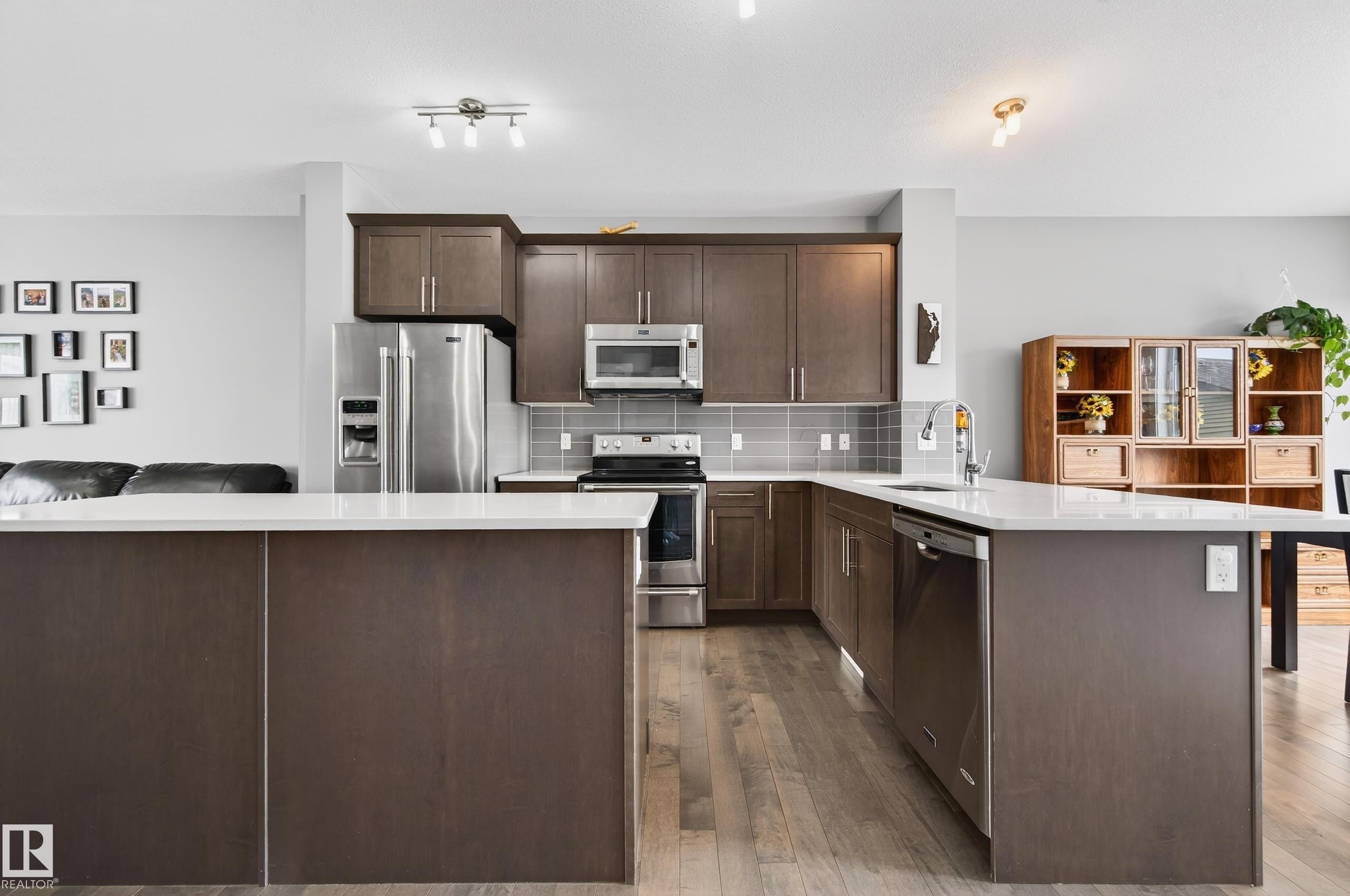 3428 Cherry Way Sw, Edmonton, AB - Indoor Photo Showing Kitchen With Upgraded Kitchen