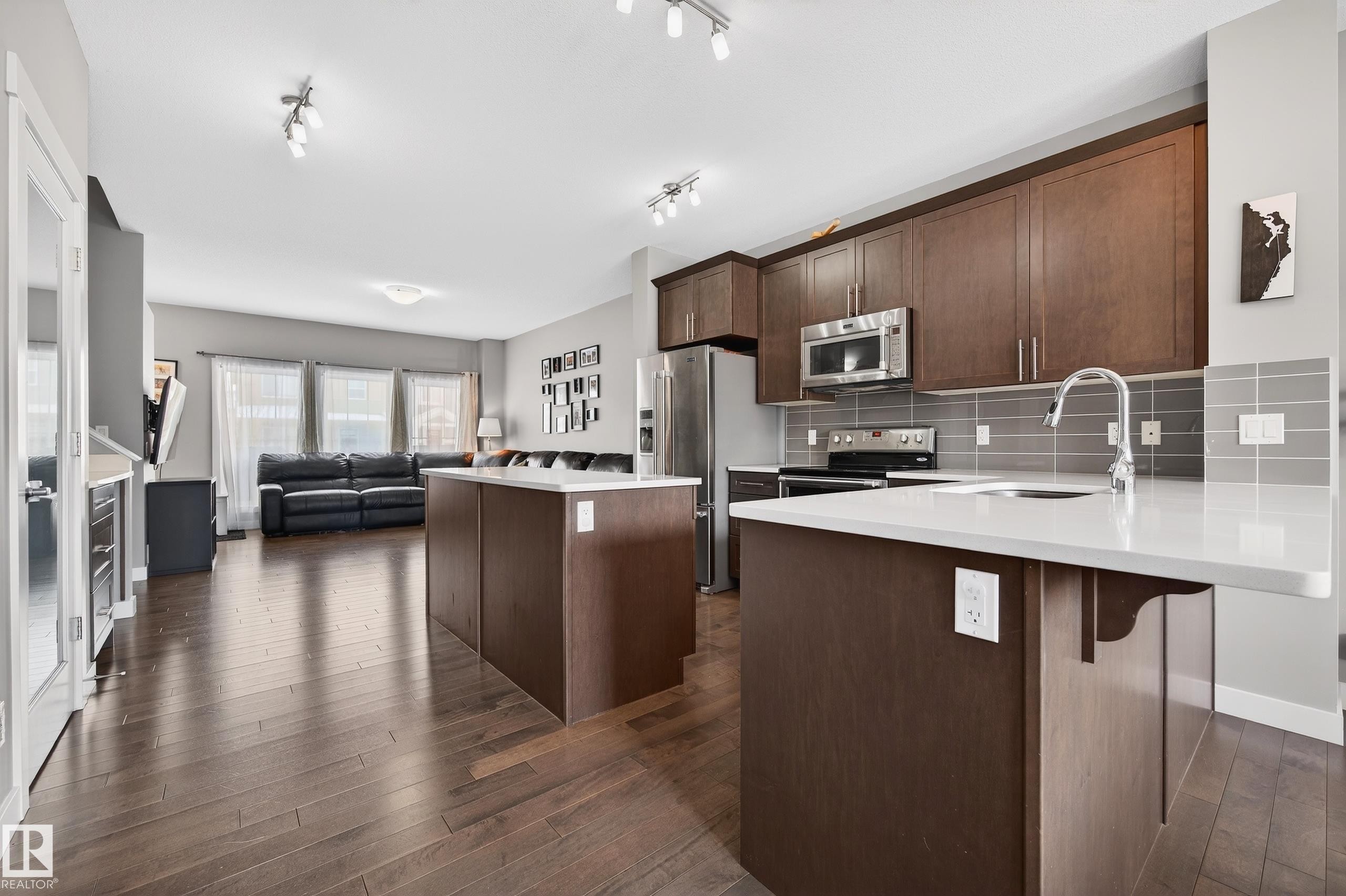 3428 Cherry Way Sw, Edmonton, AB - Indoor Photo Showing Kitchen With Upgraded Kitchen