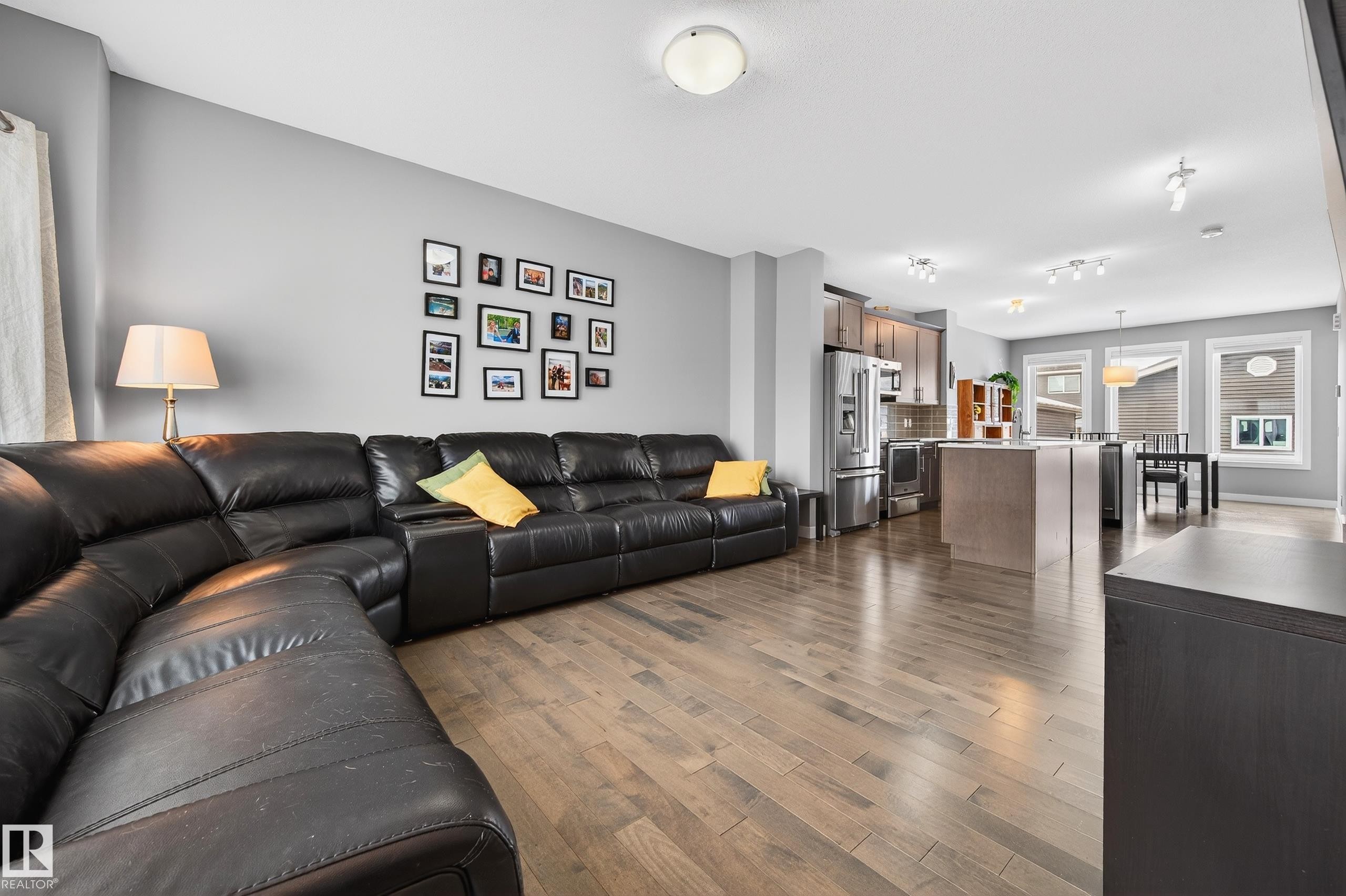 3428 Cherry Way Sw, Edmonton, AB - Indoor Photo Showing Living Room