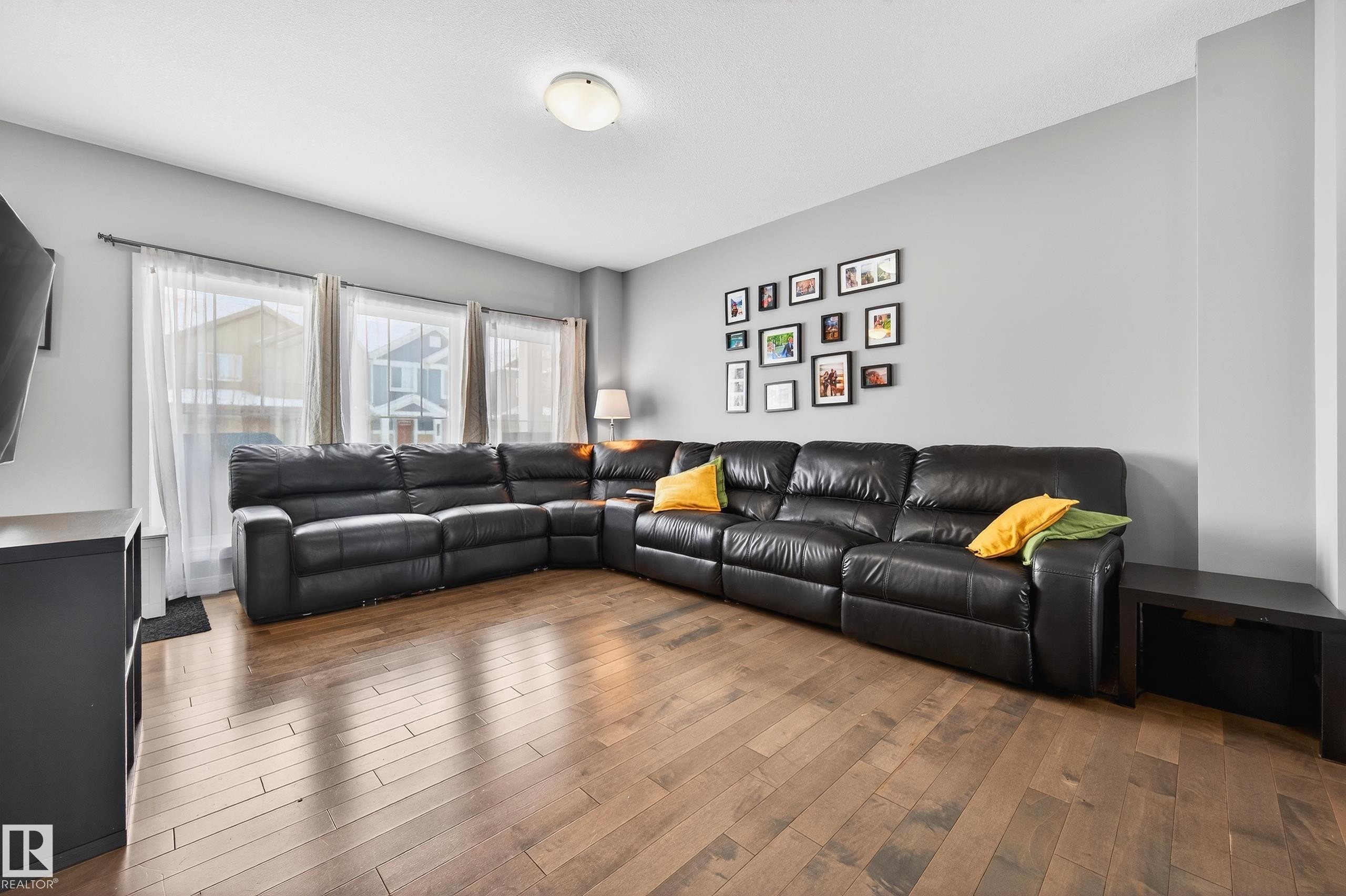 3428 Cherry Way Sw, Edmonton, AB - Indoor Photo Showing Living Room