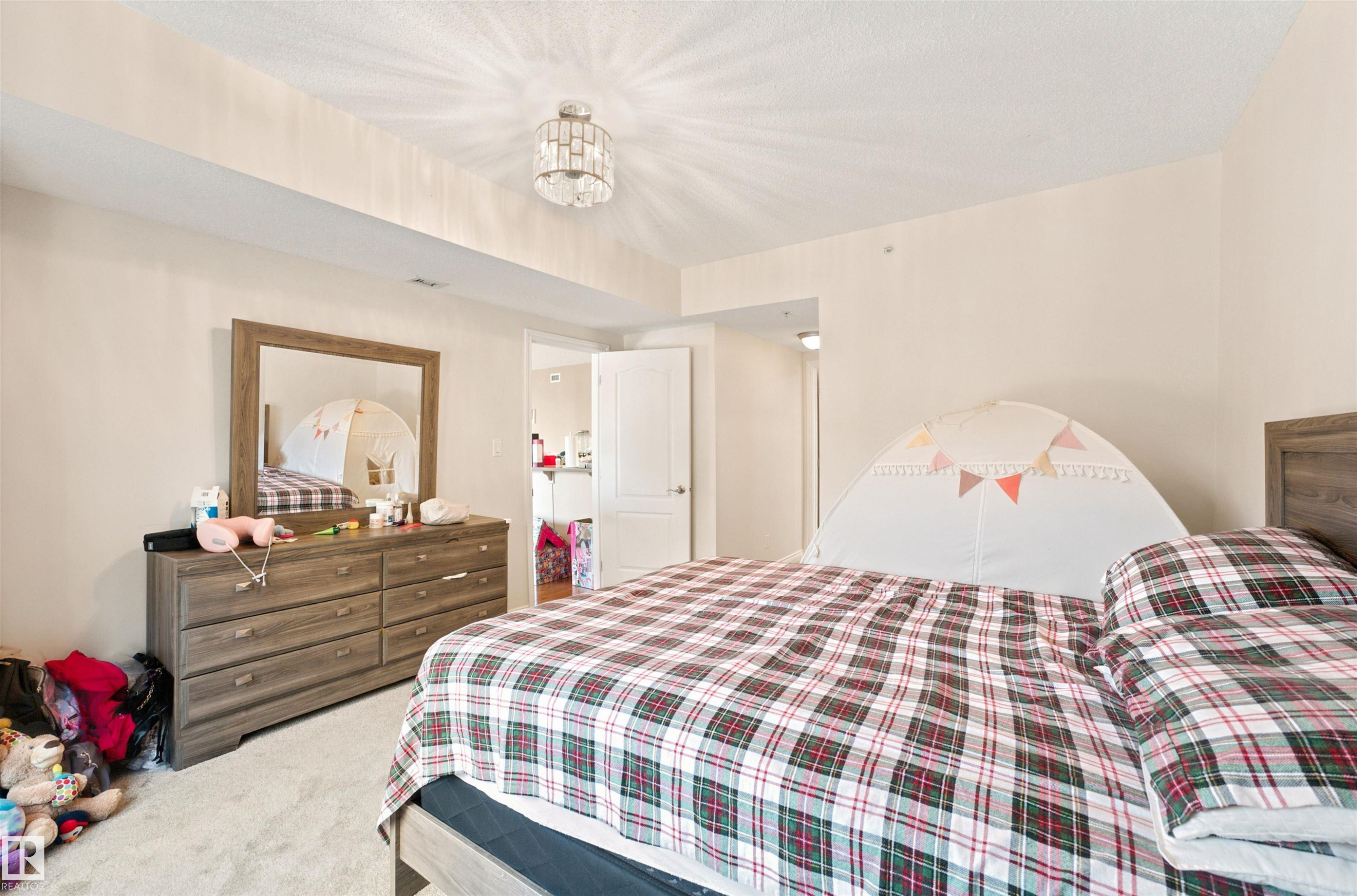 Plush carpet flooring complements neutral wall tones - 305 11111 82 Avenue, Edmonton, AB