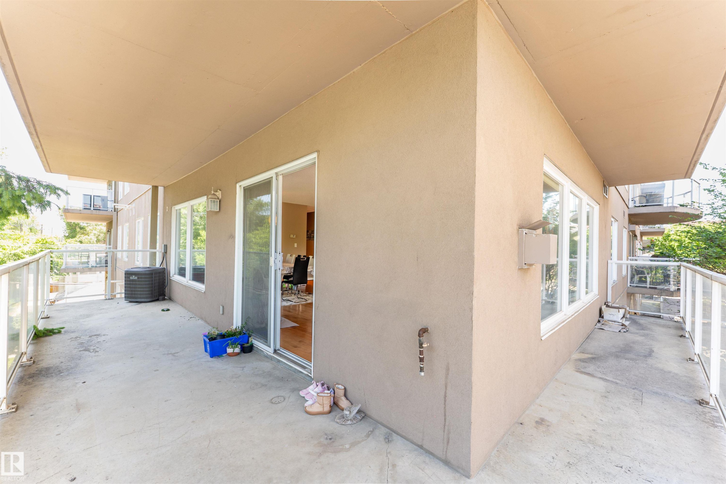 Spacious outdoor patio with concrete flooring and glass panel railings - 305 11111 82 Avenue, Edmonton, AB