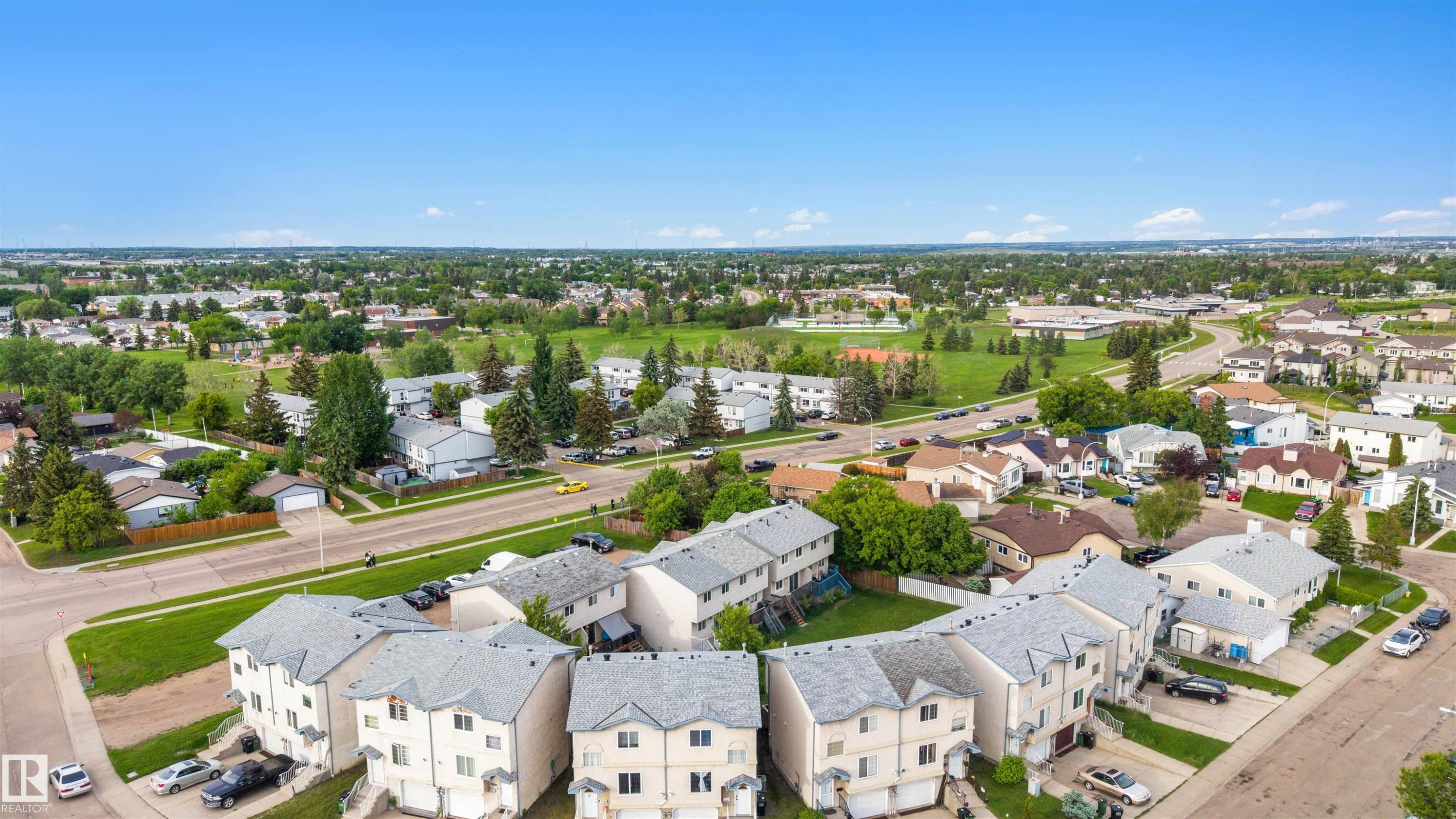 Aerial perspective featuring a residential cul-de-sac with townhomes - 12611 47 Street, Edmonton, AB