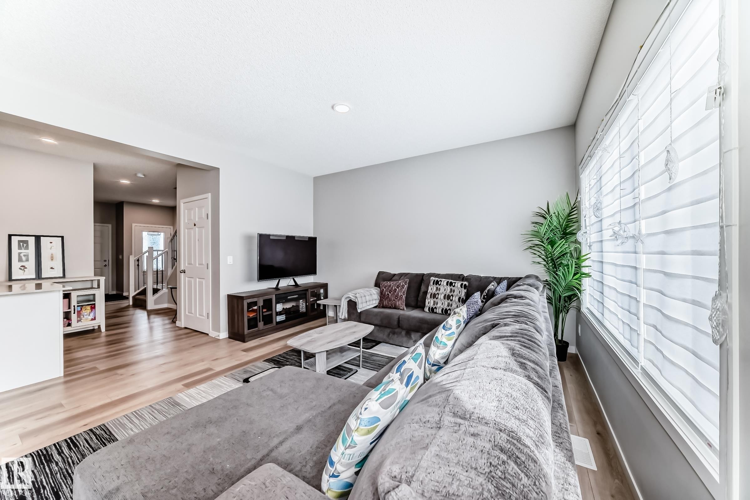 5357 Lark Landing, Edmonton, AB - Indoor Photo Showing Living Room