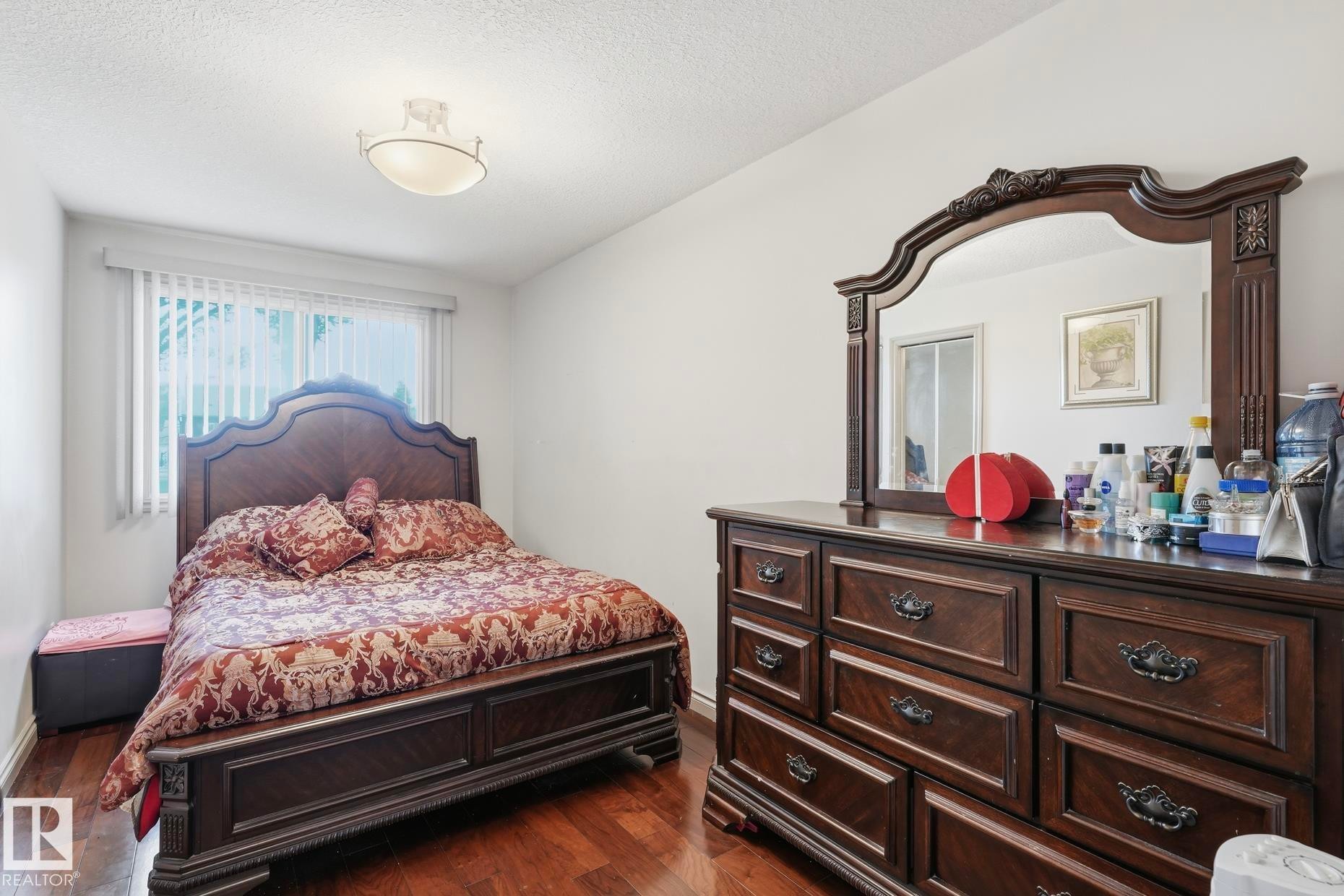 Hardwood flooring complementing light-toned walls - 12131 101 Street Nw, Edmonton, AB