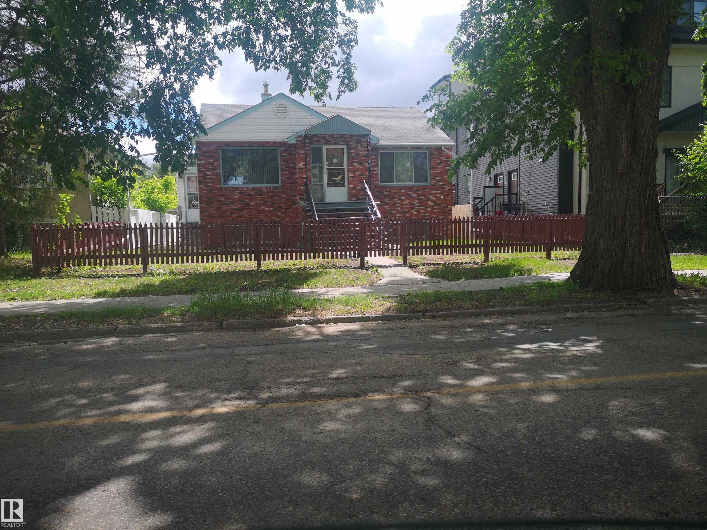 View from curb to front yard - 8751 76 Avenue Nw, Edmonton, AB