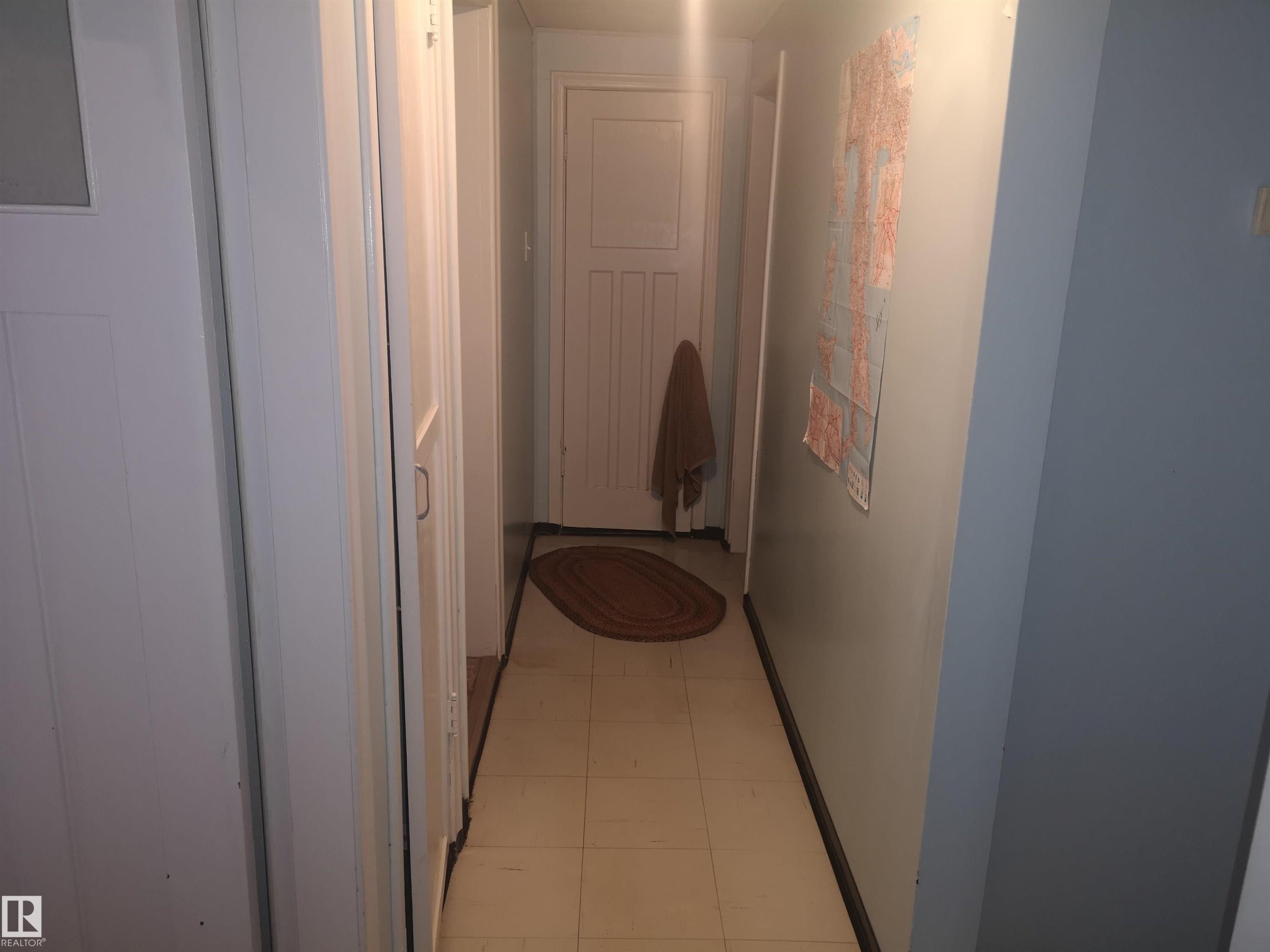Hallway to bedrooms and bathroom - 8751 76 Avenue Nw, Edmonton, AB