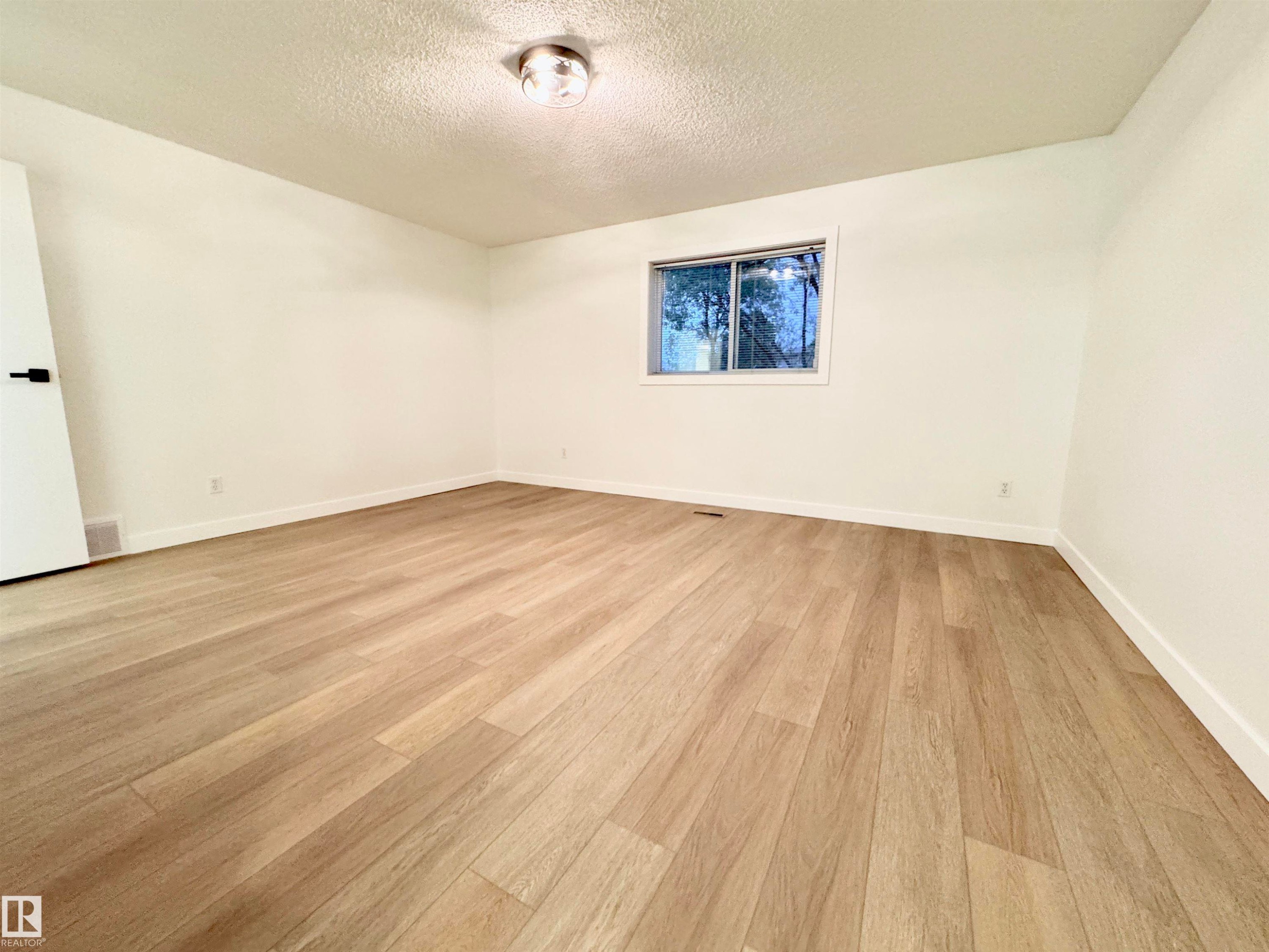 8118 27 Avenue Nw, Edmonton, AB