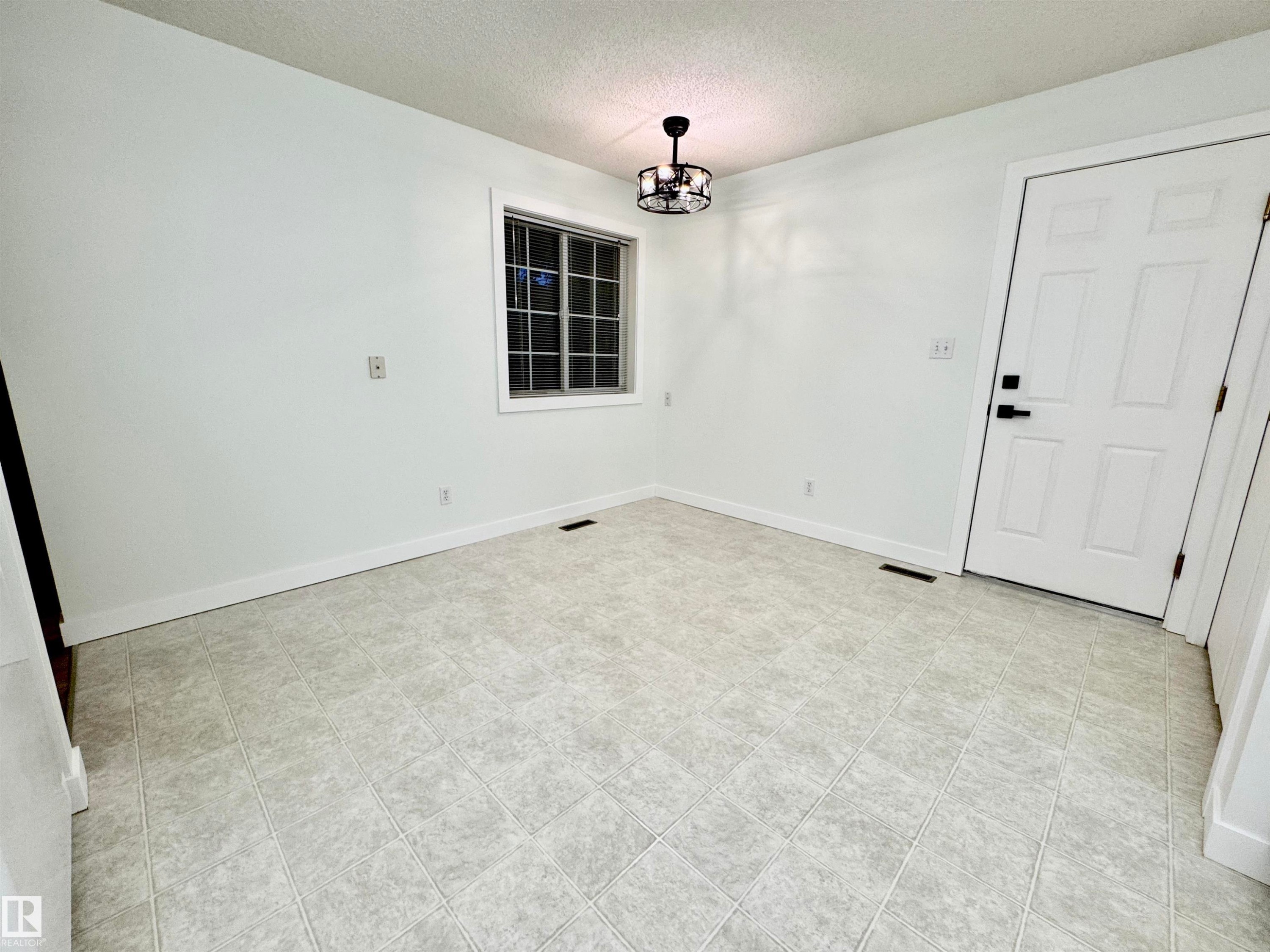 8118 27 Avenue Nw, Edmonton, AB