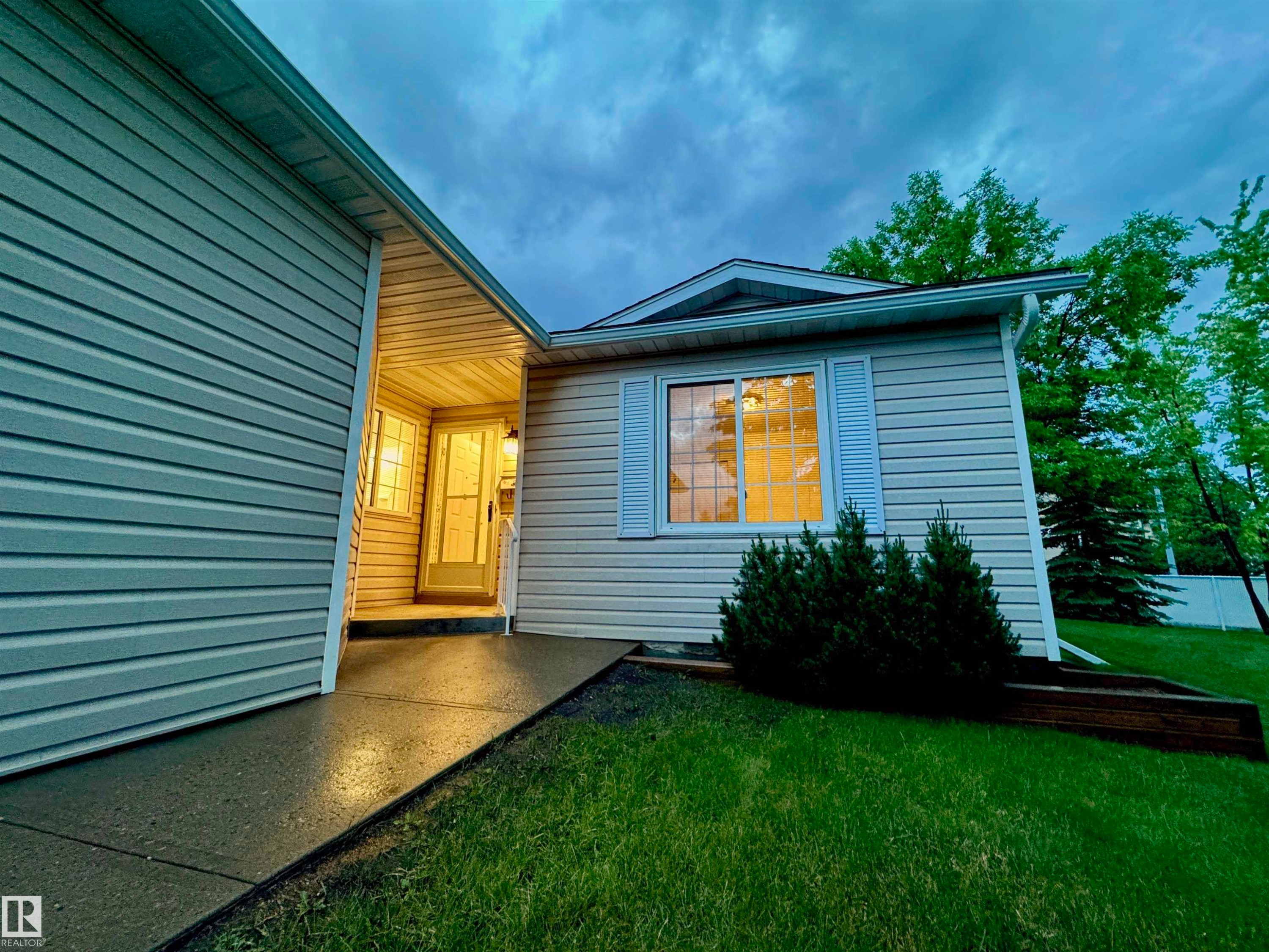8118 27 Avenue Nw, Edmonton, AB