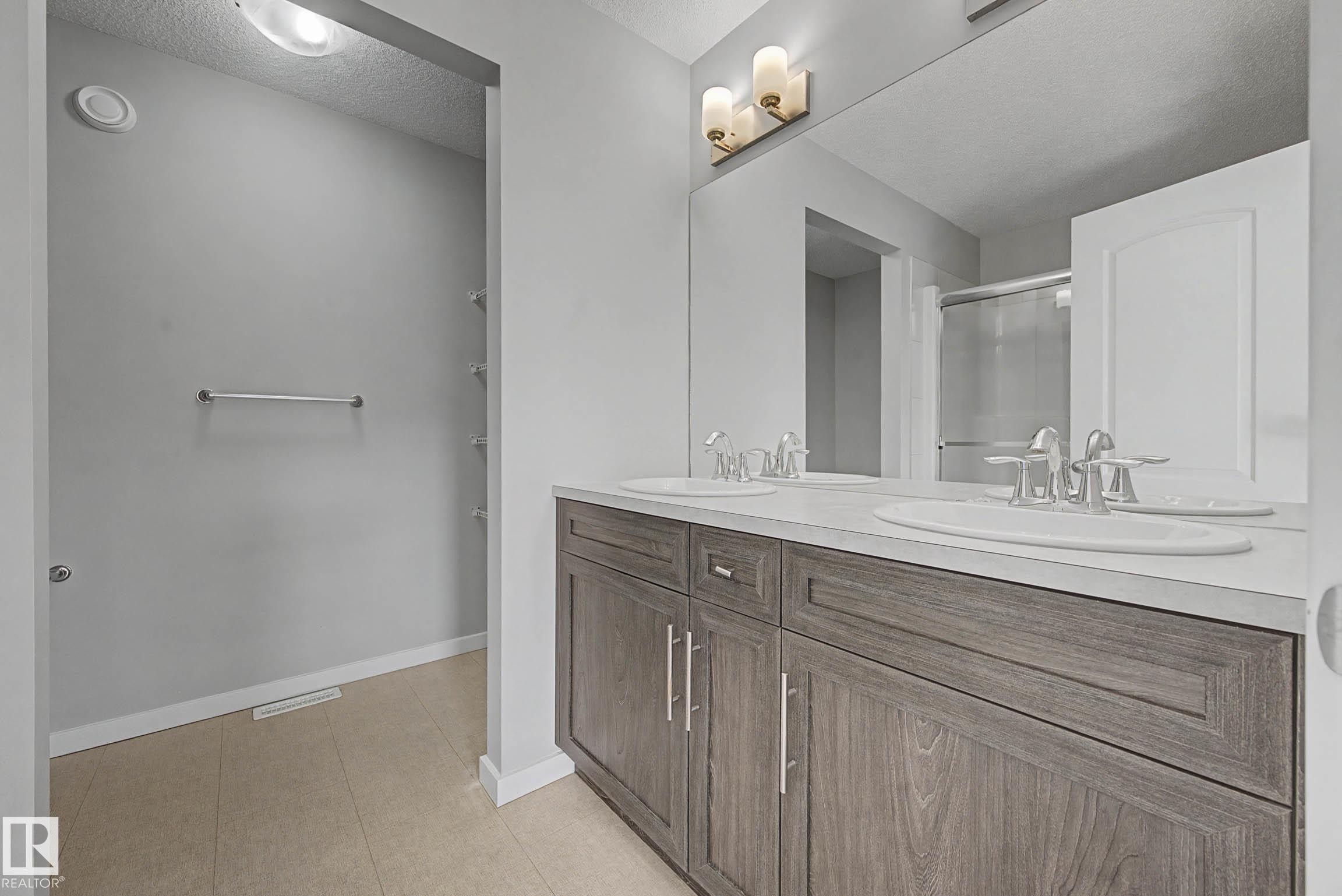2577 Coughlan Road, Edmonton, AB - Indoor Photo Showing Bathroom