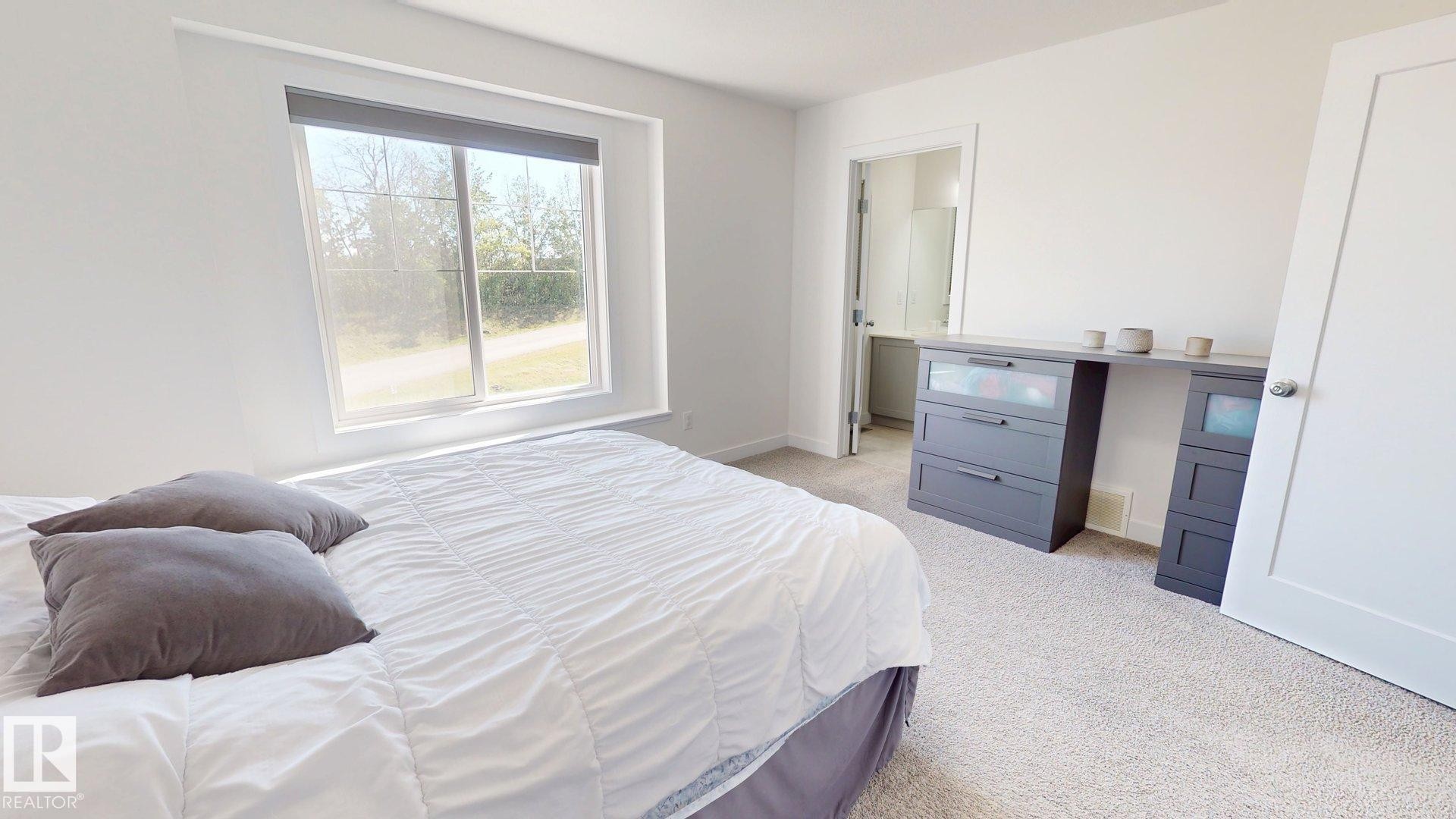 5202 Lark Crescent, Edmonton, AB