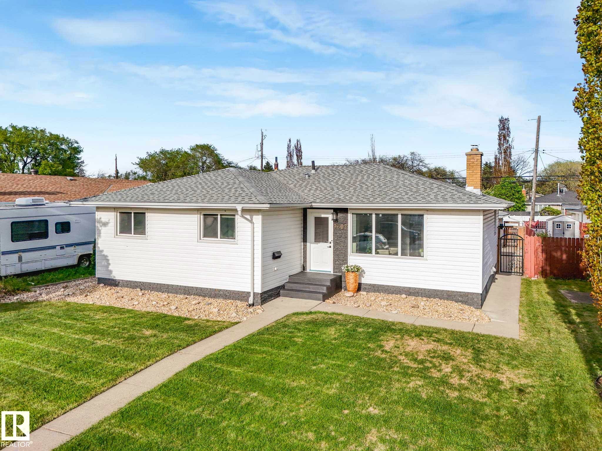 Single-story home featuring a white siding exterior and a gray shingle roof - 9207 169 Street, Edmonton, AB - Outdoor